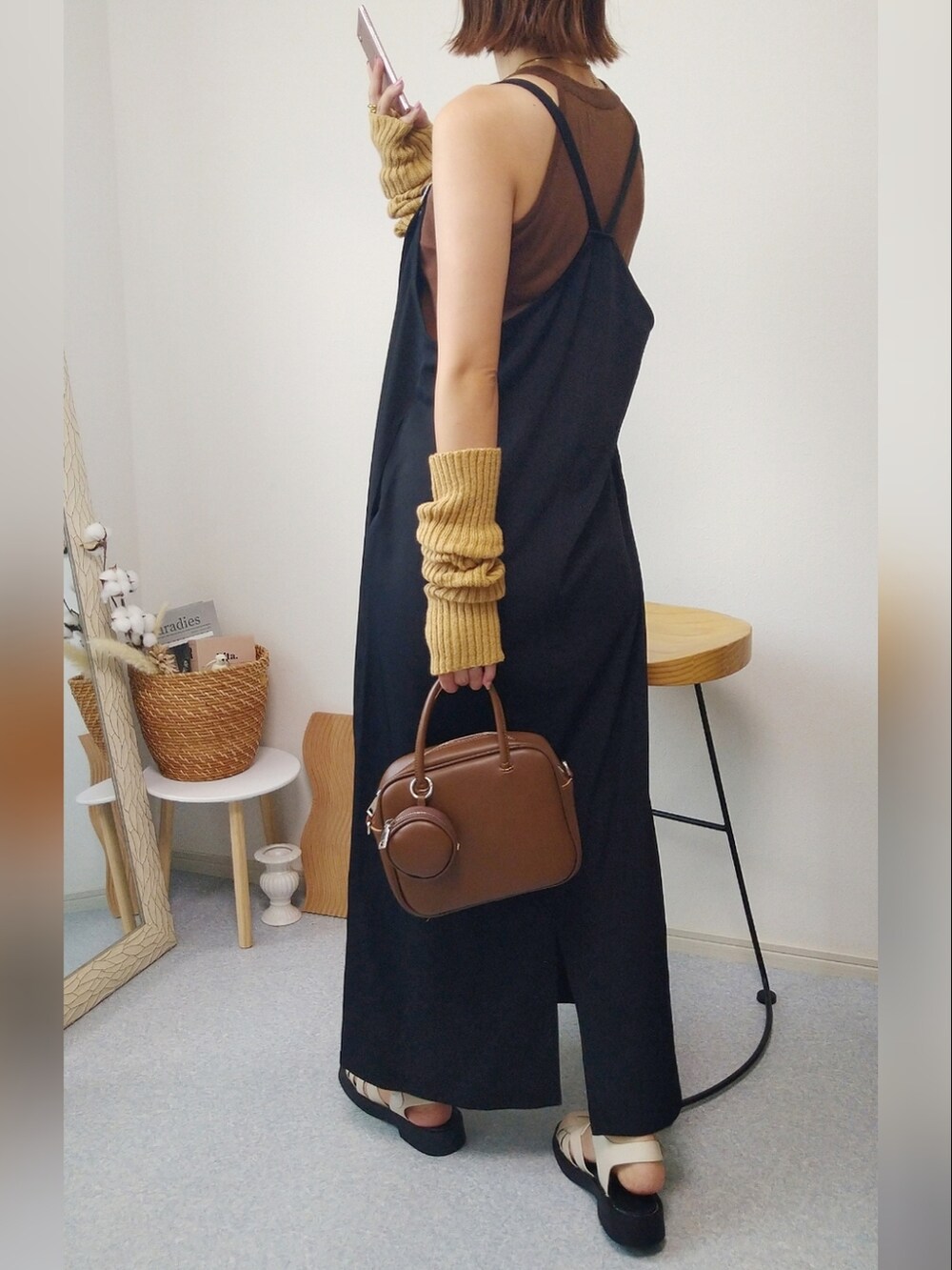 ブラック系のサロペット/オーバーオール、ブラウン系のショルダーバッグ、ベージュ系のサンダルを着用したレディースの夏コーディネートの3枚目の写真