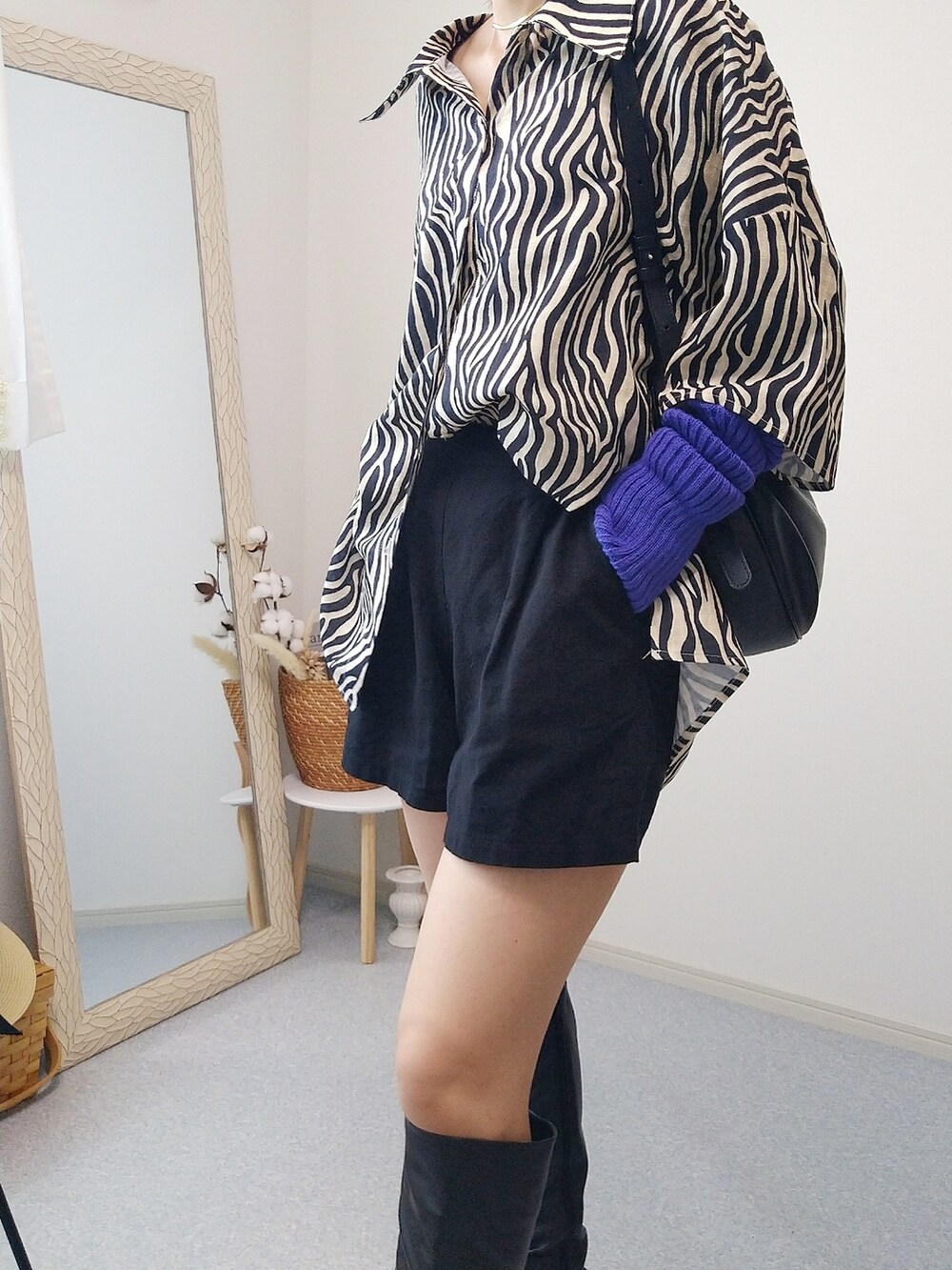 ホワイト系のシャツ/ブラウス、ブラック系のバッグ、ブラック系のブーツを着用したレディースの夏コーディネートの3枚目の写真