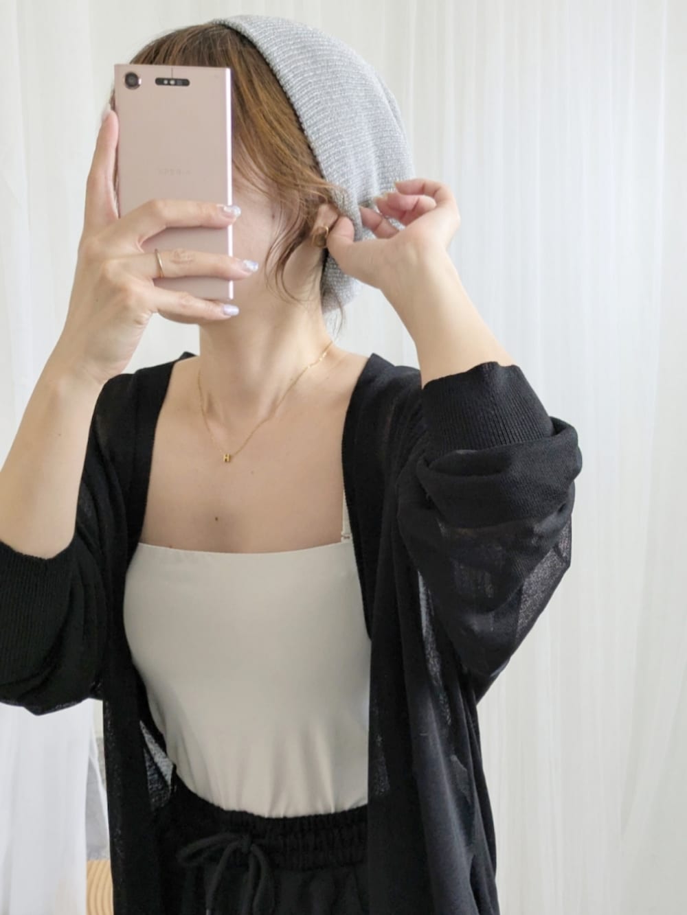 ブラック系のバッグ、ブラック系のカーディガン/ボレロ、ブラック系のスウェットパンツを着用したレディースの夏コーディネートの3枚目の写真