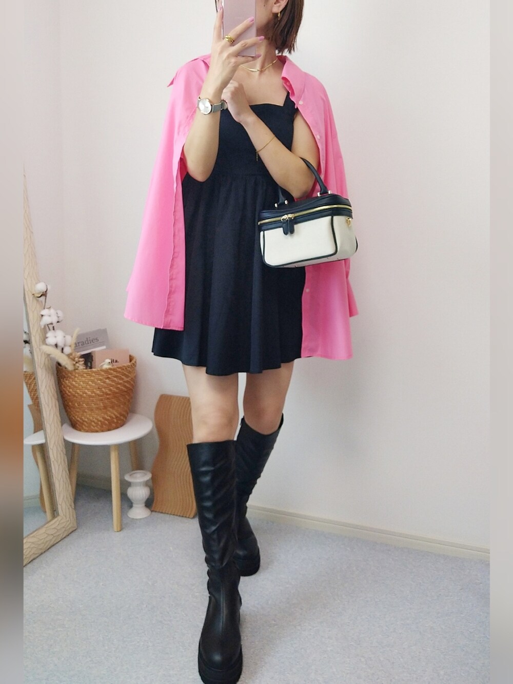 ブラック系のワンピース、ブラック系のハンドバッグ、ピンク系のシャツ/ブラウスを着用したレディースの夏コーディネートの3枚目の写真