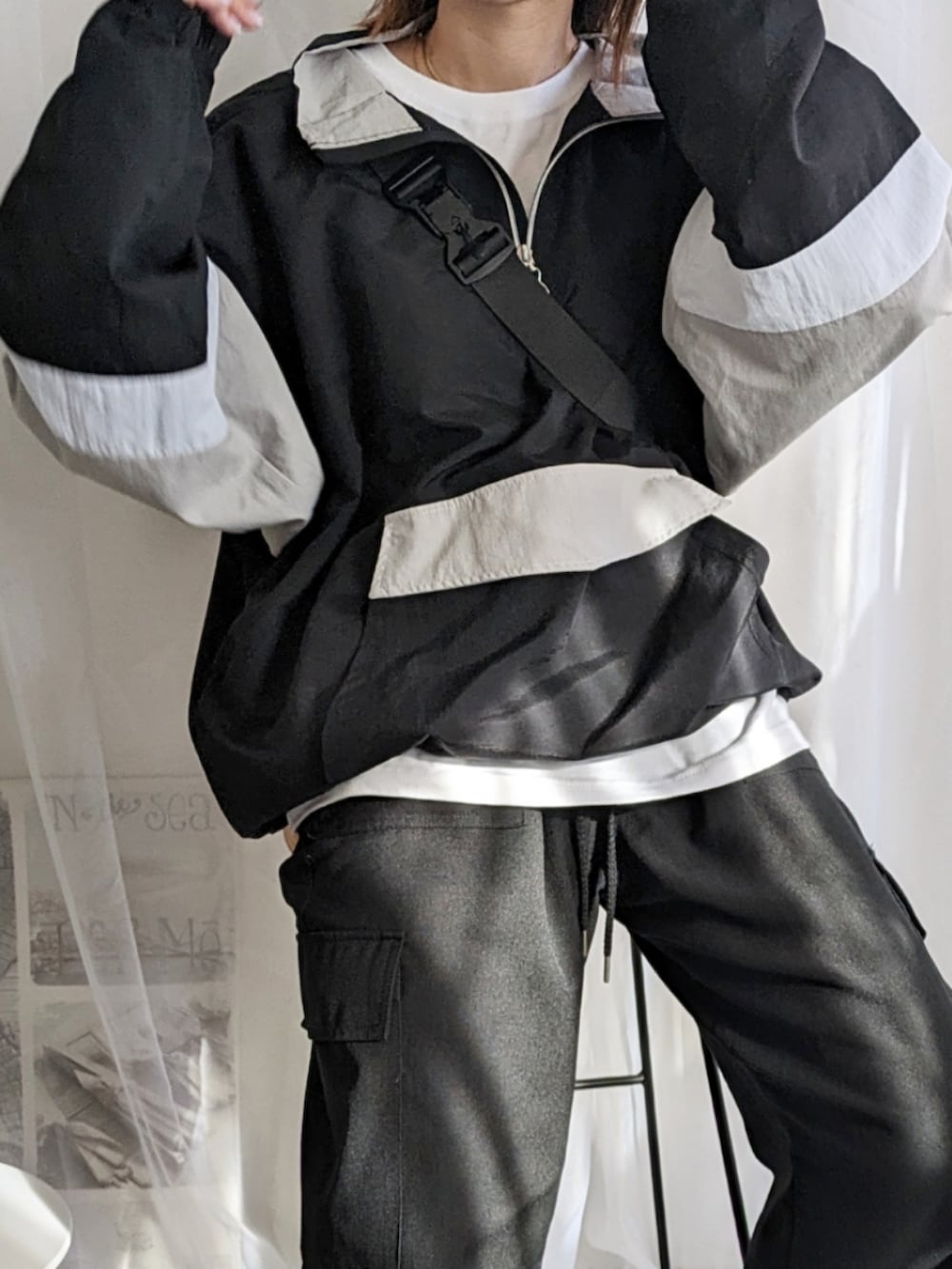 ブラック系のその他パンツ、ブラック系のナイロンジャケット、ブラック系のメッセンジャーバッグを着用したレディースの冬コーディネートの4枚目の写真