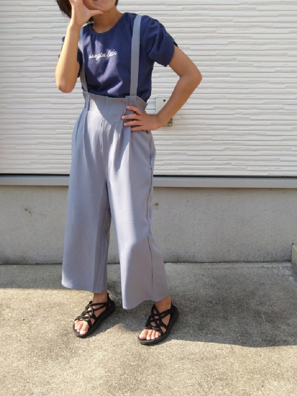 ブルー系のTシャツ/カットソー、ブルー系のその他パンツ、ブラック系のサンダルを着用したキッズの夏コーディネートの3枚目の写真
