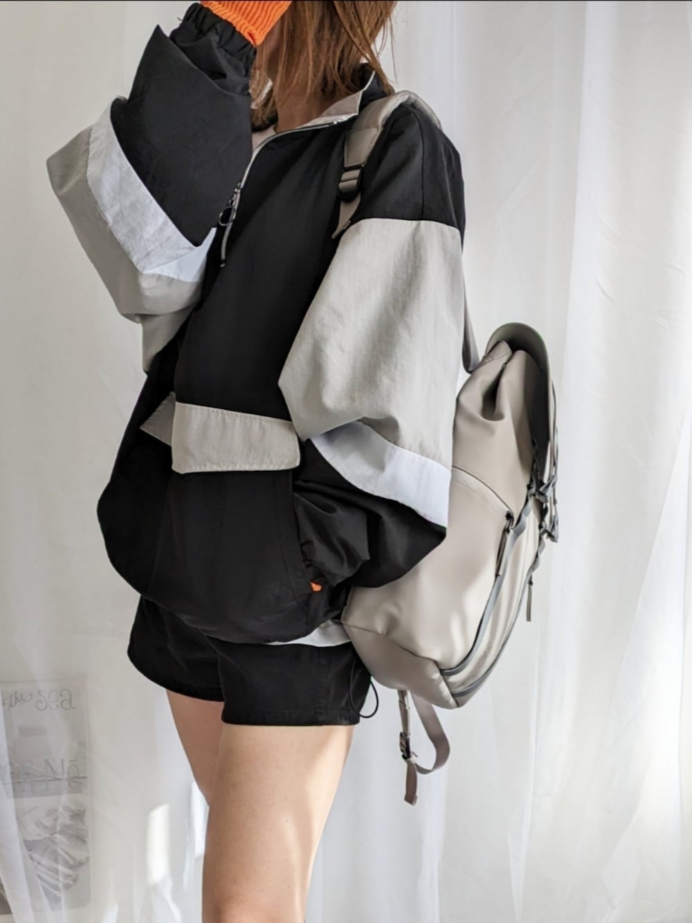 ブラック系のナイロンジャケット、ブラック系のデニムパンツ、ホワイト系のTシャツ/カットソーを着用したレディースの冬コーディネートの2枚目の写真