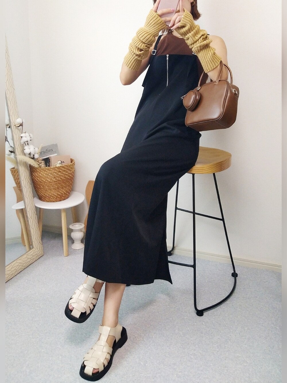 ブラック系のサロペット/オーバーオール、ブラウン系のショルダーバッグ、ベージュ系のサンダルを着用したレディースの夏コーディネートの2枚目の写真