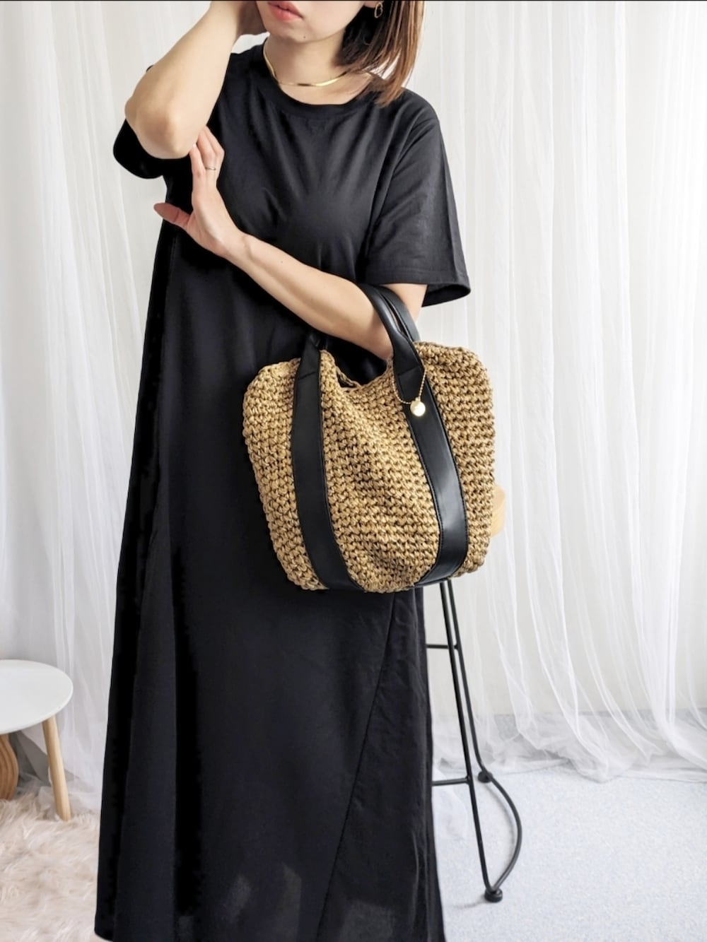 グリーン系のブルゾン、ブラック系のワンピース、ブラック系のショルダーバッグを着用したレディースの春コーディネートの4枚目の写真