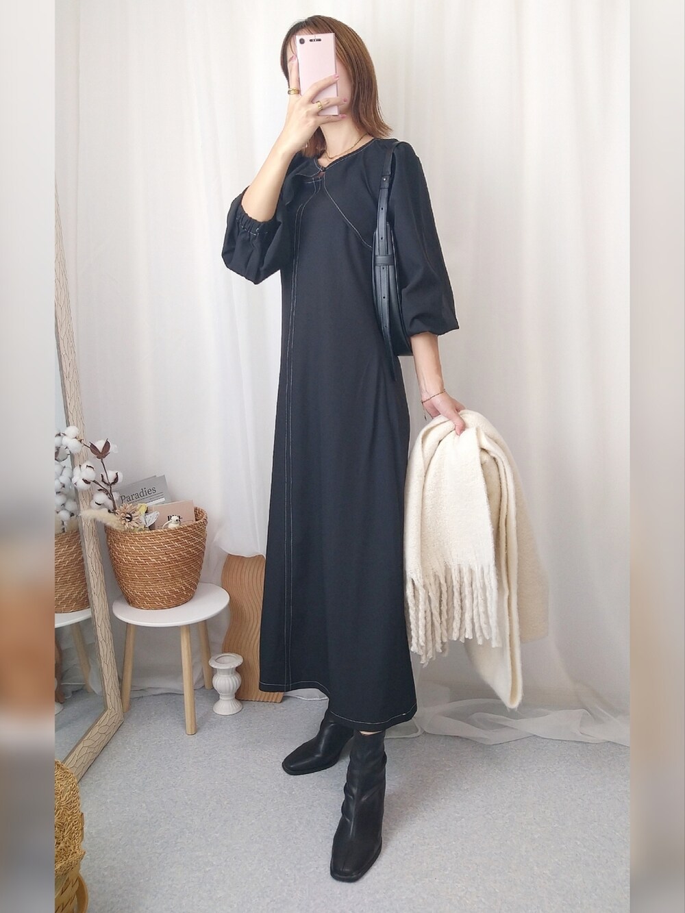 ブラック系のワンピース、ブラック系のブーツ、ブラック系のバッグを着用したレディースの秋コーディネートの3枚目の写真