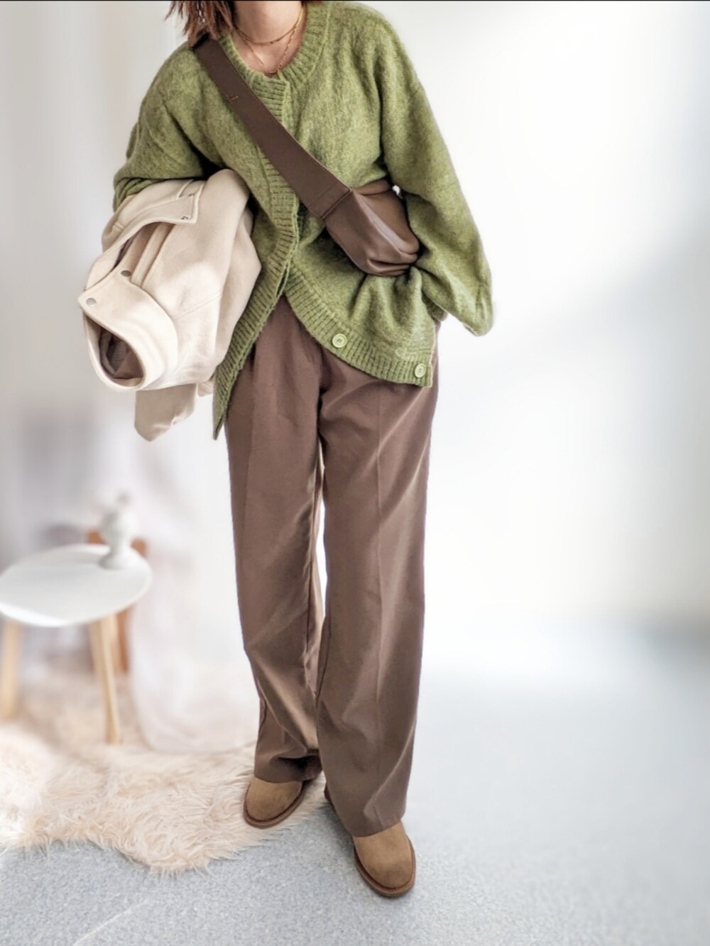 ブラウン系のショルダーバッグ、ホワイト系のその他アウター、グリーン系のカーディガン/ボレロを着用したレディースの秋コーディネートの5枚目の写真