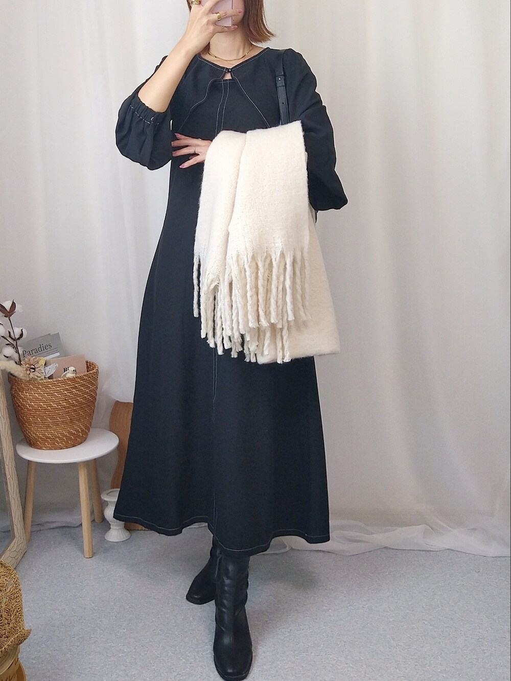 ブラック系のワンピース、ブラック系のブーツ、ブラック系のバッグを着用したレディースの秋コーディネートの2枚目の写真