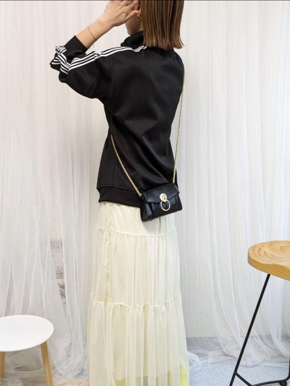 ブラック系のジャージ、ブラック系のバッグ、グリーン系のその他パンツを着用したレディースの春コーディネートの3枚目の写真