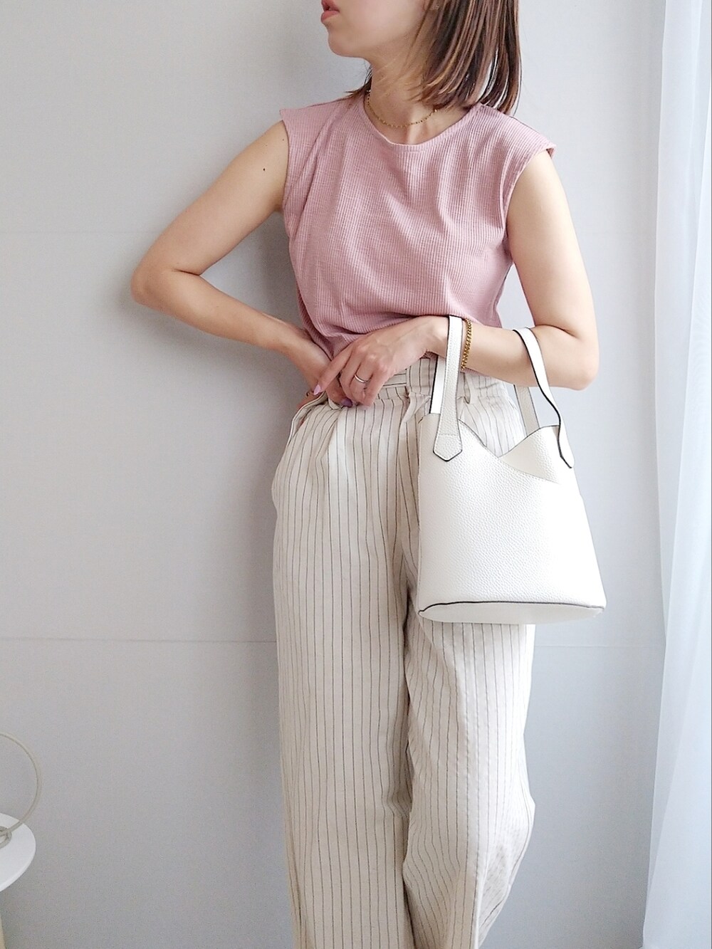 ホワイト系のハンドバッグ、ピンク系のTシャツ/カットソー、その他のその他パンツを着用したレディースの夏コーディネートの2枚目の写真