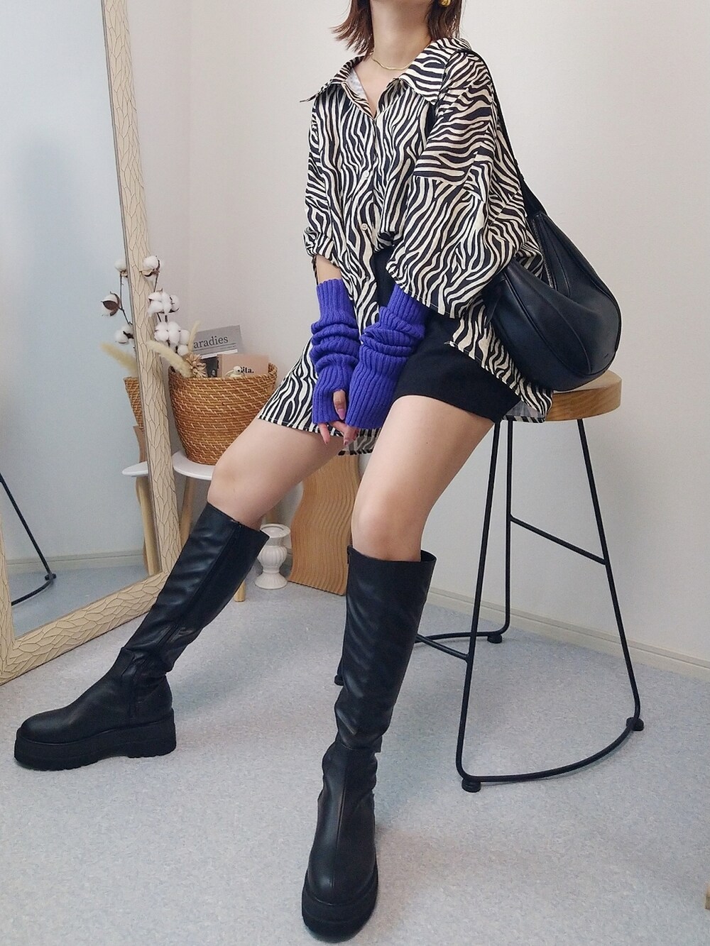 ホワイト系のシャツ/ブラウス、ブラック系のバッグ、ブラック系のブーツを着用したレディースの夏コーディネートの2枚目の写真