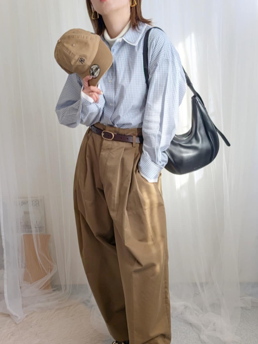 ブルー系のシャツ/ブラウス、ブラック系のバッグ、ブラウン系のパンツを着用したレディースの冬コーディネートの5枚目の写真