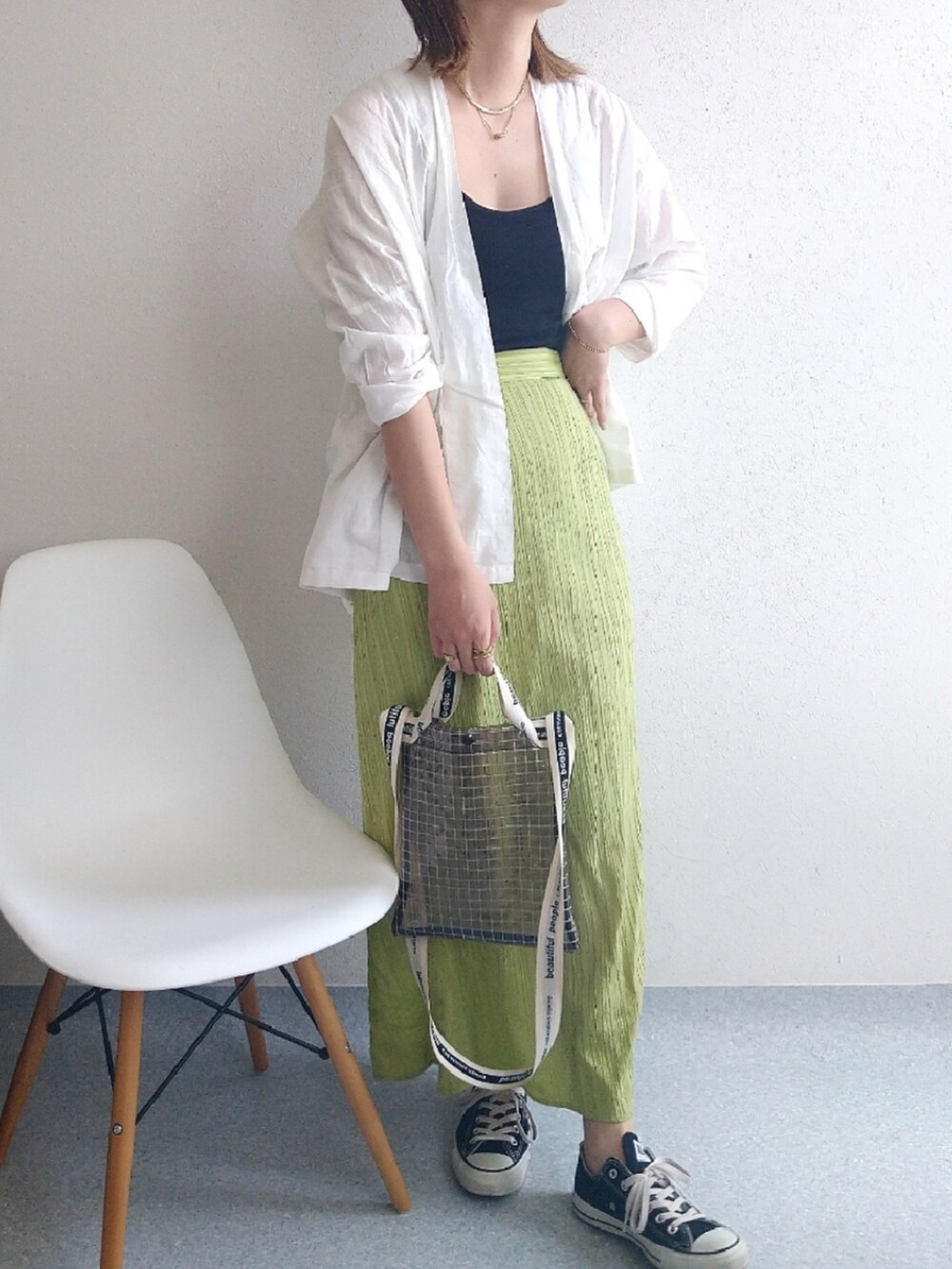 ホワイト系のカーディガン/ボレロ、グリーン系のスカート、ブラック系のショルダーバッグを着用したレディースの春コーディネートの3枚目の写真