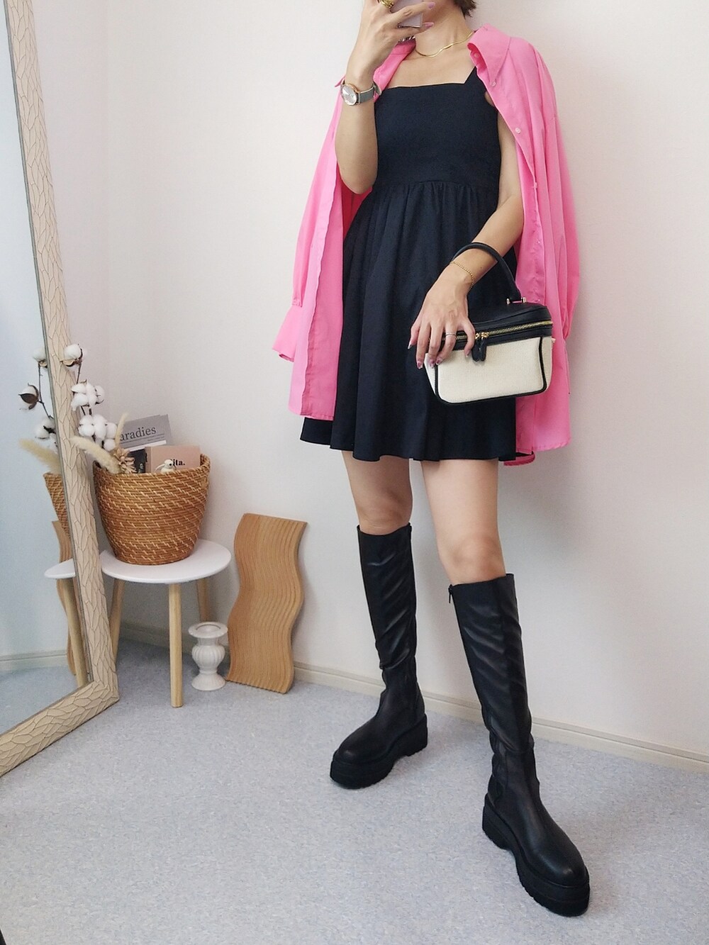 ブラック系のワンピース、ブラック系のハンドバッグ、ピンク系のシャツ/ブラウスを着用したレディースの夏コーディネートの2枚目の写真