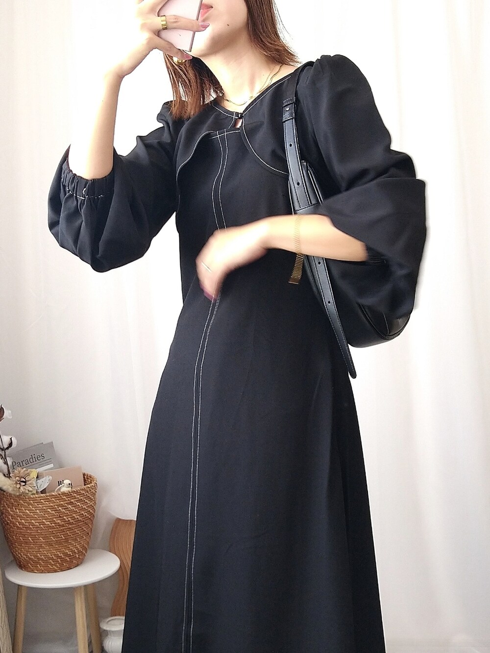 ブラック系のワンピース、ブラック系のブーツ、ブラック系のバッグを着用したレディースの秋コーディネートの4枚目の写真