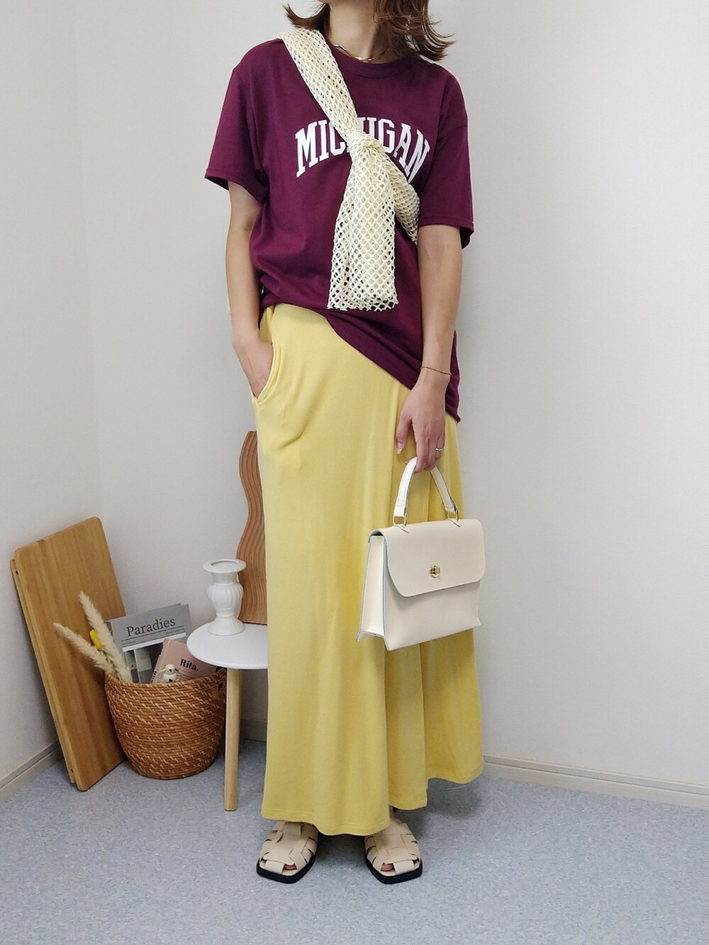 ベージュ系のTシャツ/カットソー、レッド系のTシャツ/カットソー、ホワイト系のショルダーバッグを着用したレディースの夏コーディネートの2枚目の写真