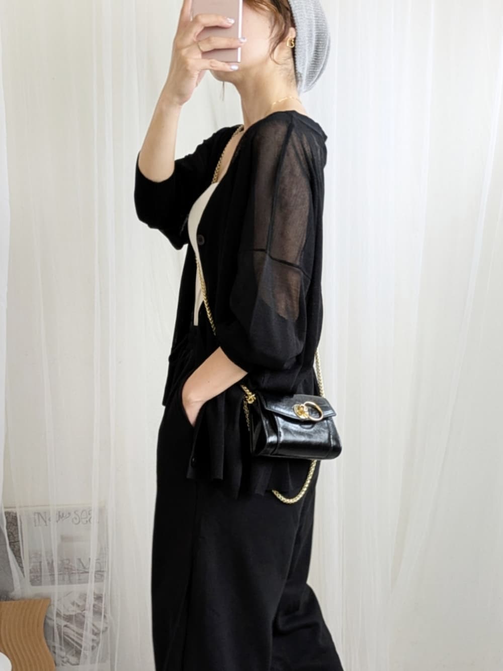 ブラック系のバッグ、ブラック系のカーディガン/ボレロ、ブラック系のスウェットパンツを着用したレディースの夏コーディネートの2枚目の写真