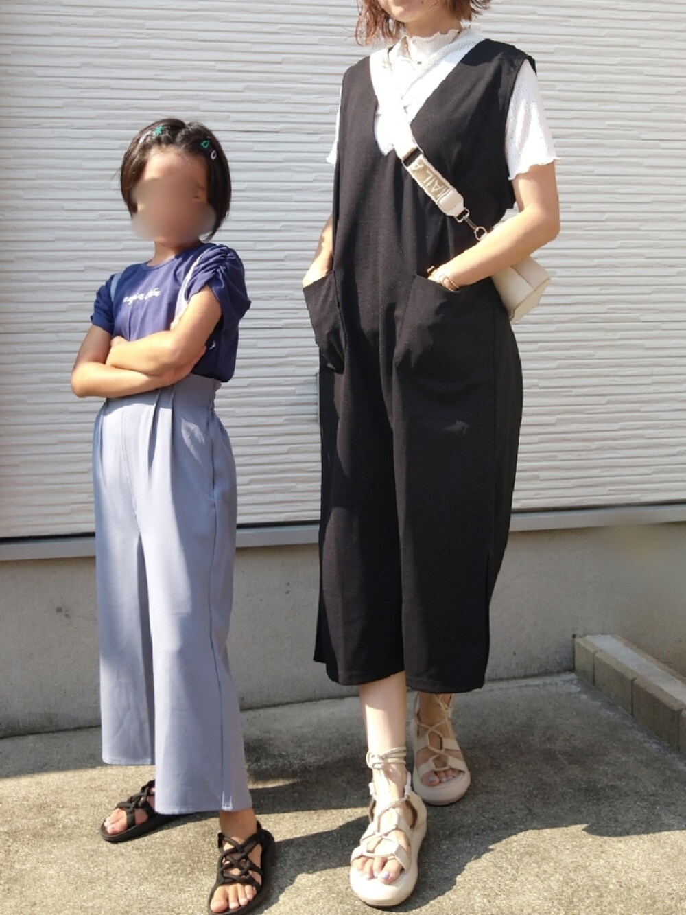 ブルー系のTシャツ/カットソー、ブルー系のその他パンツ、ブラック系のサンダルを着用したキッズの夏コーディネートの2枚目の写真