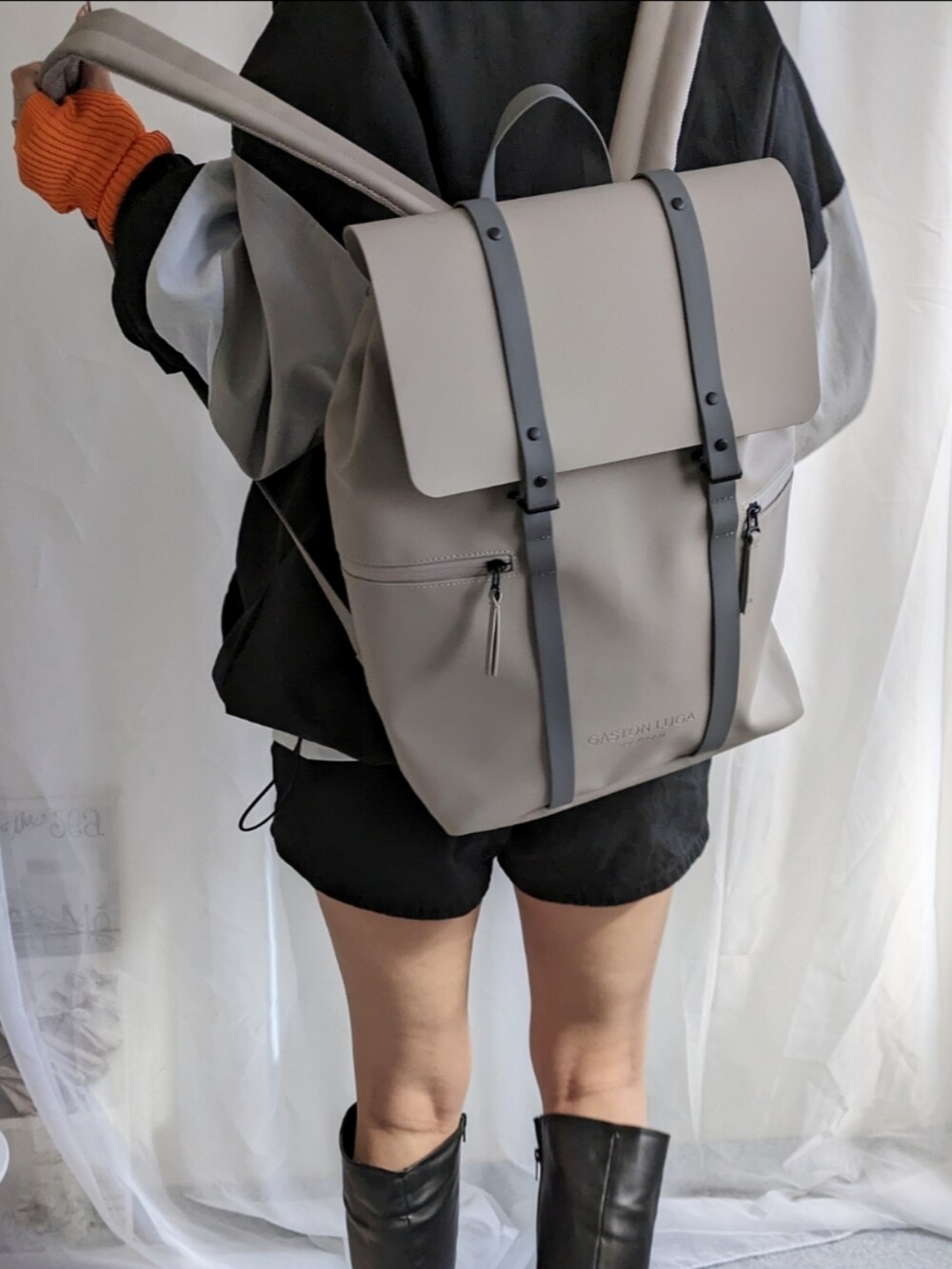 ブラック系のナイロンジャケット、ブラック系のデニムパンツ、ホワイト系のTシャツ/カットソーを着用したレディースの冬コーディネートの5枚目の写真