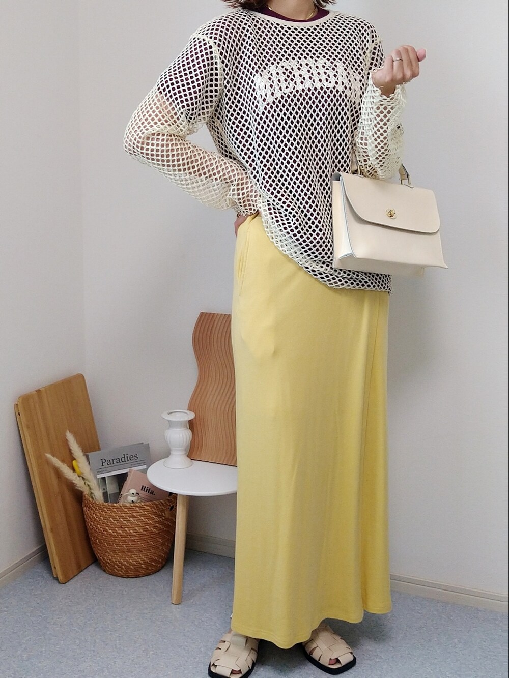 ベージュ系のTシャツ/カットソー、レッド系のTシャツ/カットソー、ホワイト系のショルダーバッグを着用したレディースの夏コーディネートの3枚目の写真