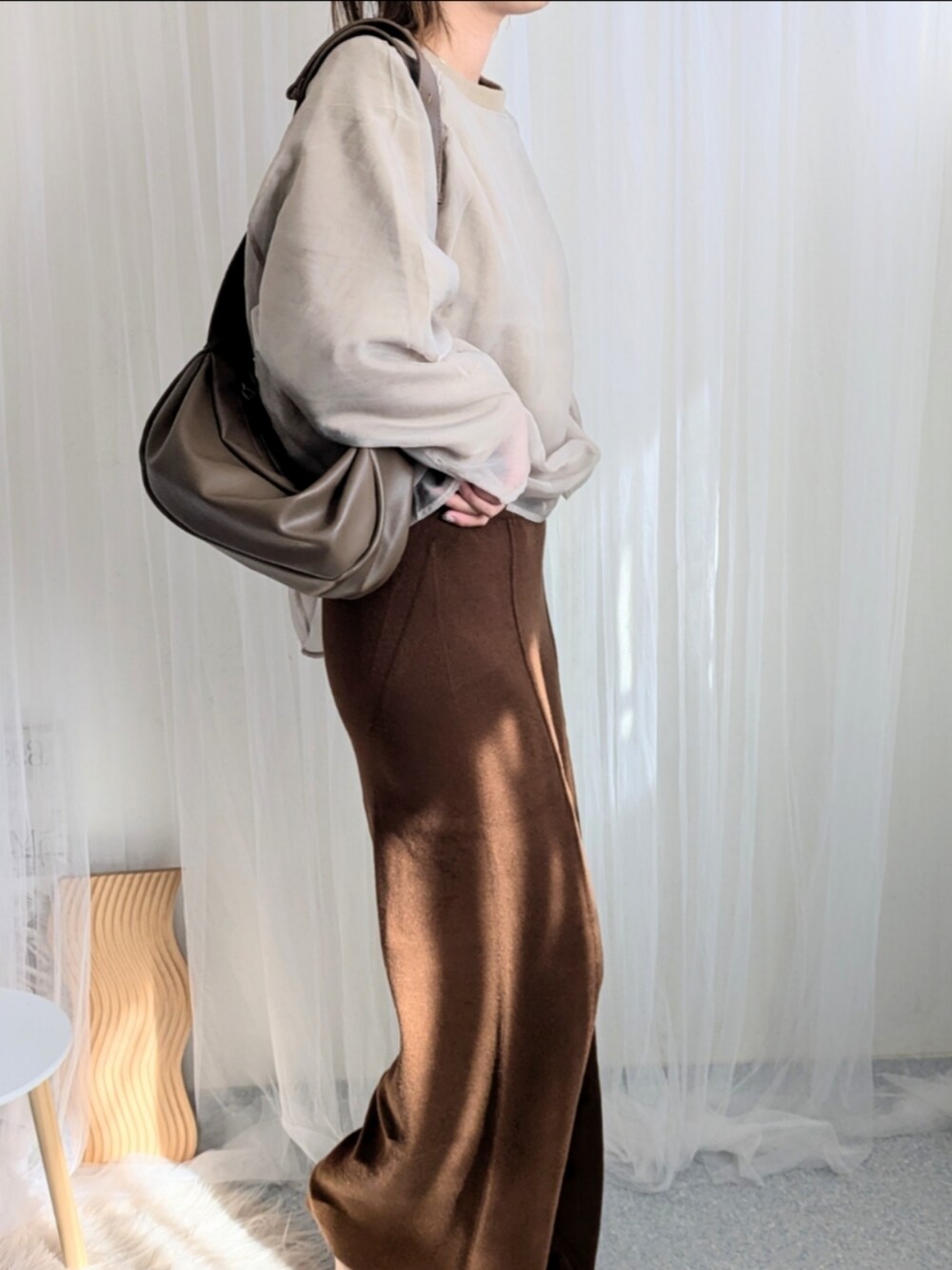 ブラウン系のその他パンツ、ブラウン系のショルダーバッグ、ベージュ系のTシャツ/カットソーを着用したレディースの秋コーディネートの3枚目の写真