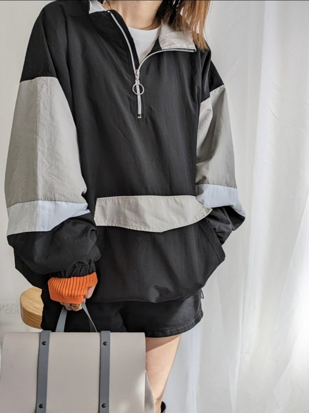 ブラック系のナイロンジャケット、ブラック系のデニムパンツ、ホワイト系のTシャツ/カットソーを着用したレディースの冬コーディネートの3枚目の写真