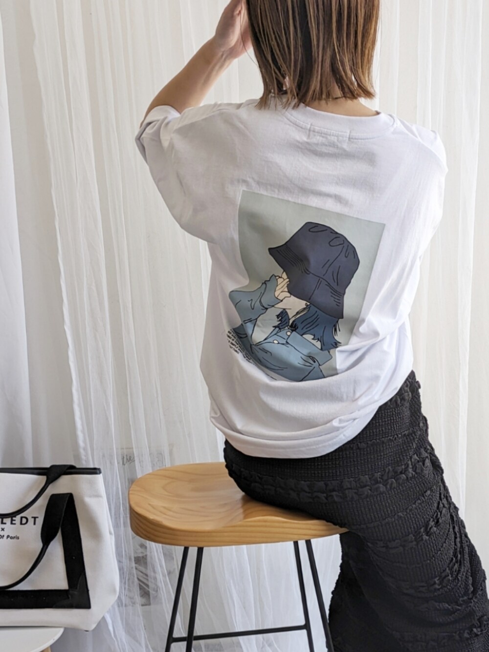 ホワイト系のTシャツ/カットソー、ホワイト系のトートバッグを着用したレディースの夏コーディネートの2枚目の写真