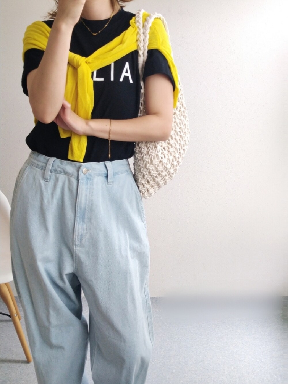 その他のTシャツ/カットソー、イエロー系のカーディガン/ボレロ、ブルー系のデニムパンツを着用したレディースの夏コーディネートの3枚目の写真