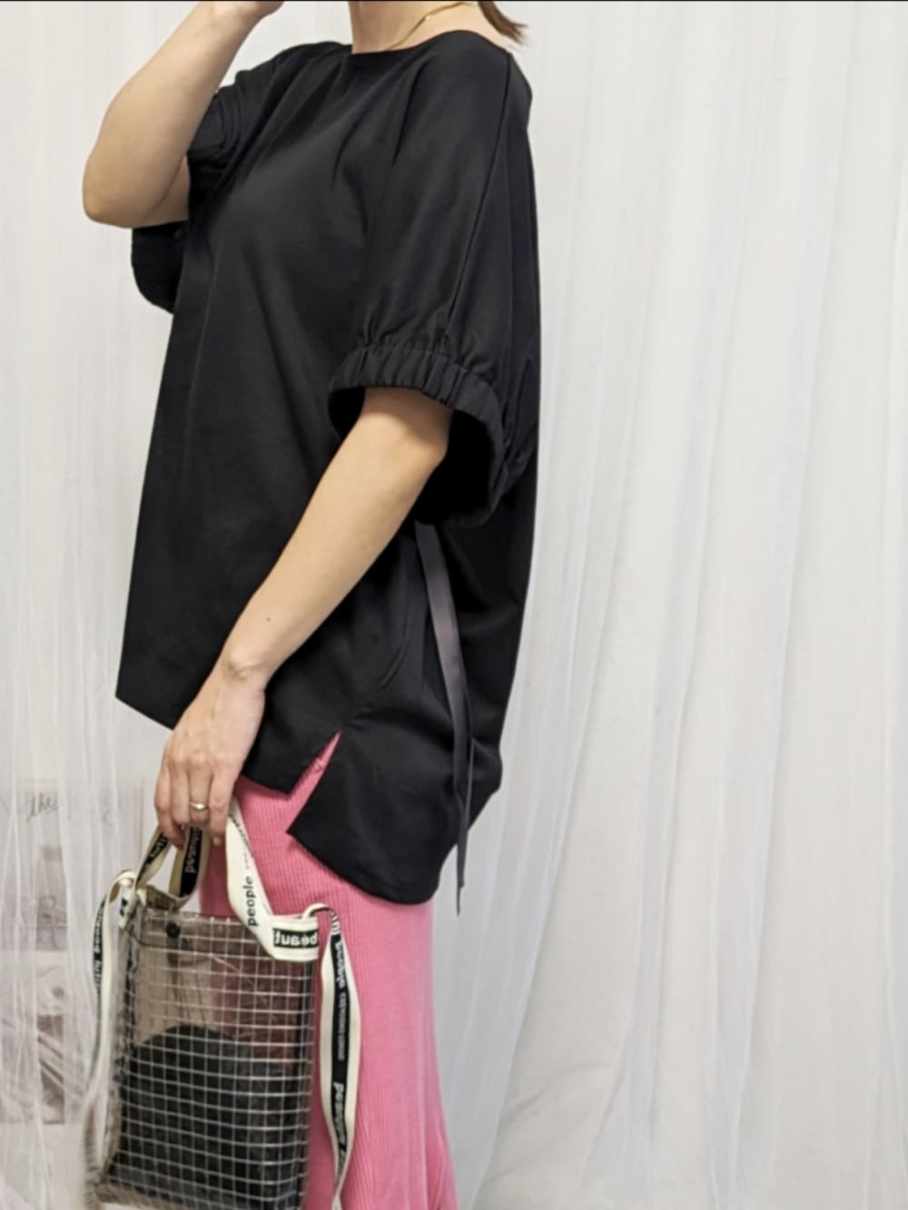 ピンク系のスカート、ブラック系のTシャツ/カットソーを着用したレディースの夏コーディネートの3枚目の写真