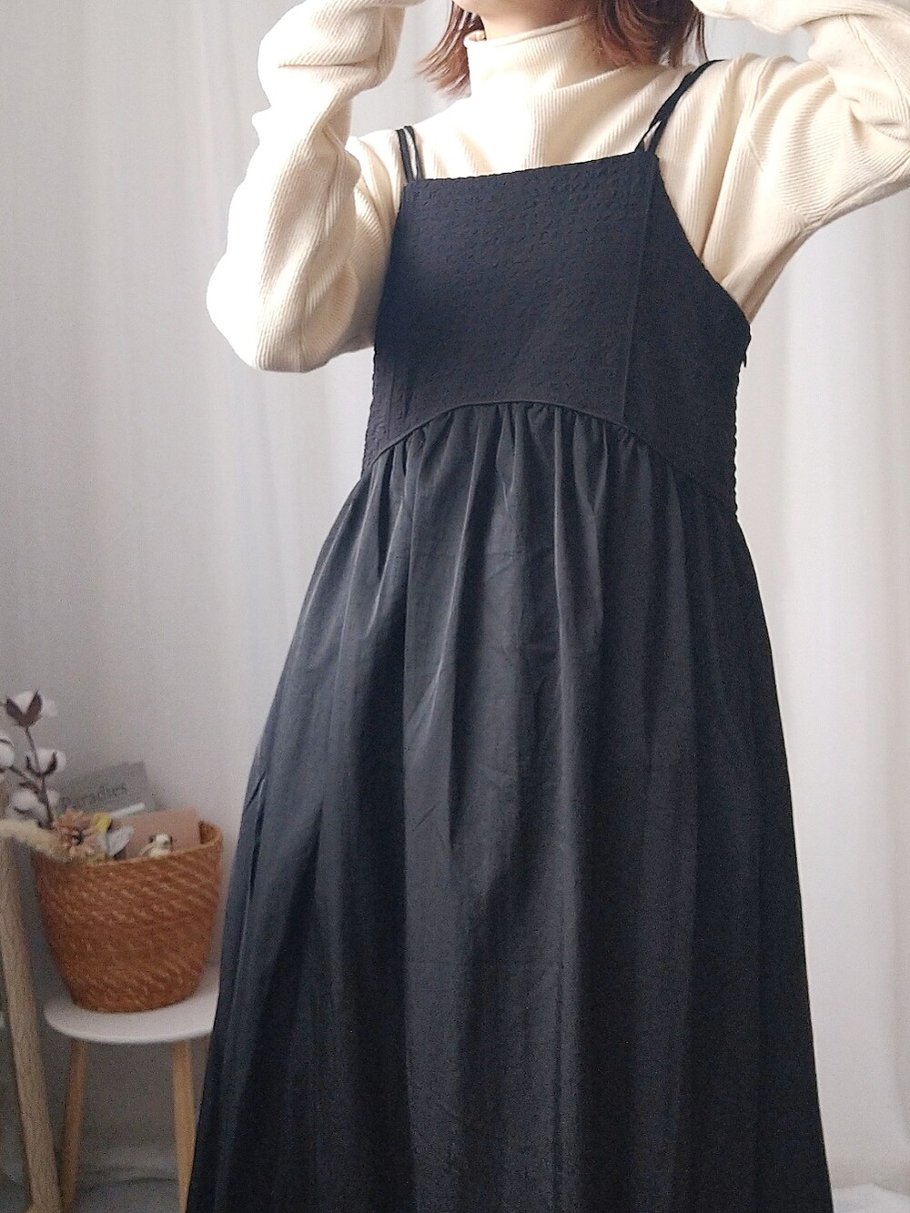 ブラック系のワンピース、ベージュ系のノーカラージャケット、ブラック系のトートバッグを着用したレディースの秋コーディネートの3枚目の写真