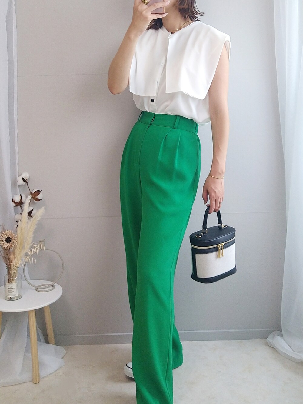 ホワイト系のシャツ/ブラウス、グリーン系のスラックス、ブラック系のバッグを着用したレディースの夏コーディネートの2枚目の写真