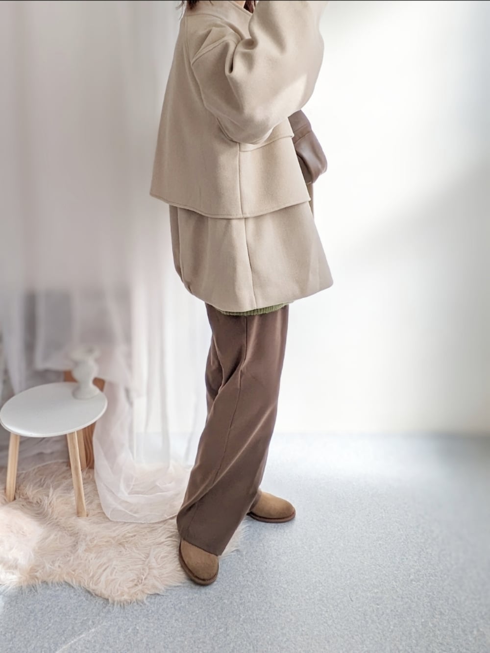 ブラウン系のショルダーバッグ、ホワイト系のその他アウター、グリーン系のカーディガン/ボレロを着用したレディースの秋コーディネートの3枚目の写真