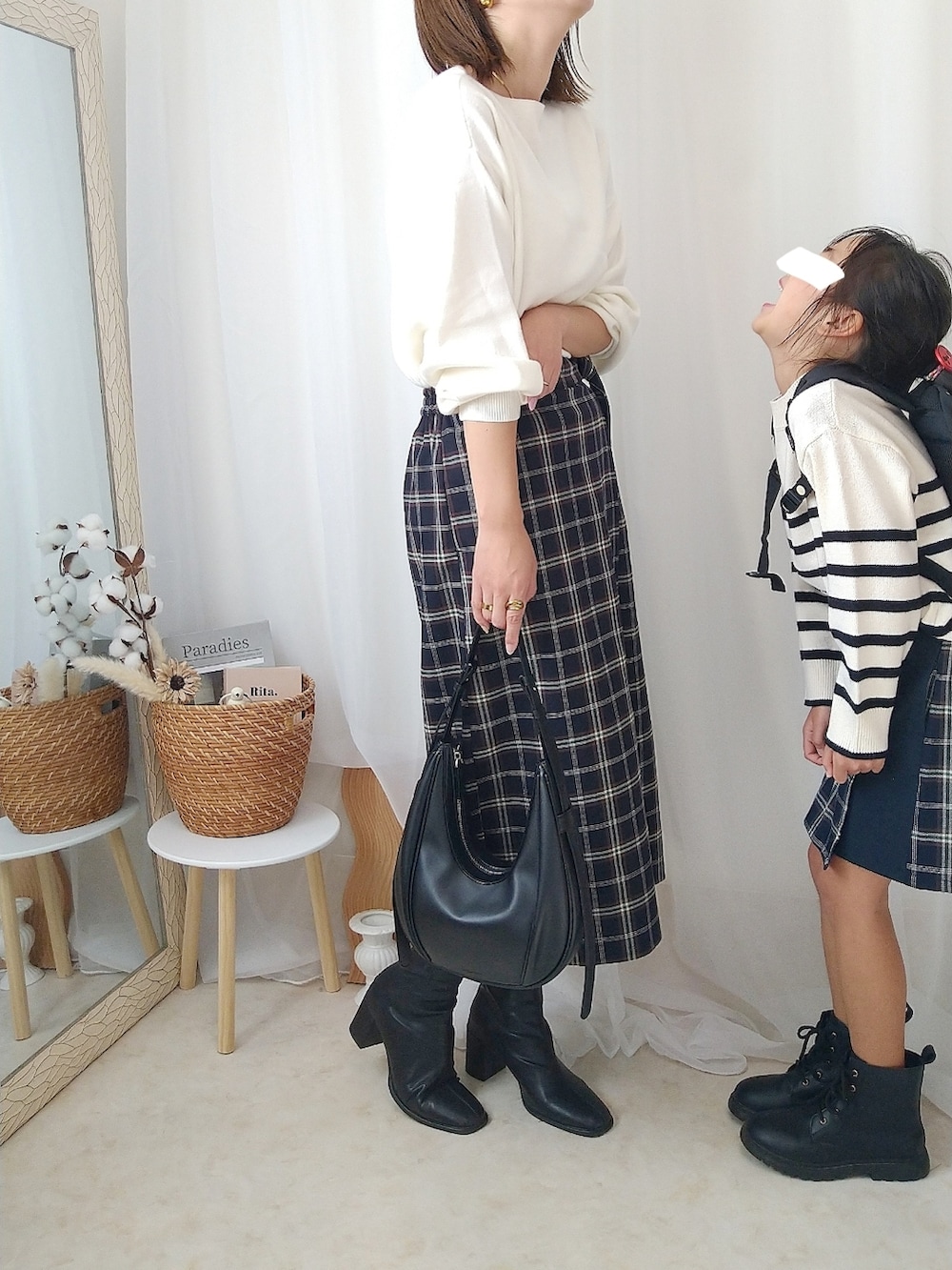 ホワイト系のニット/セーター、ブルー系のスカート、ホワイト系のニット/セーターを着用したレディースの秋コーディネートの2枚目の写真