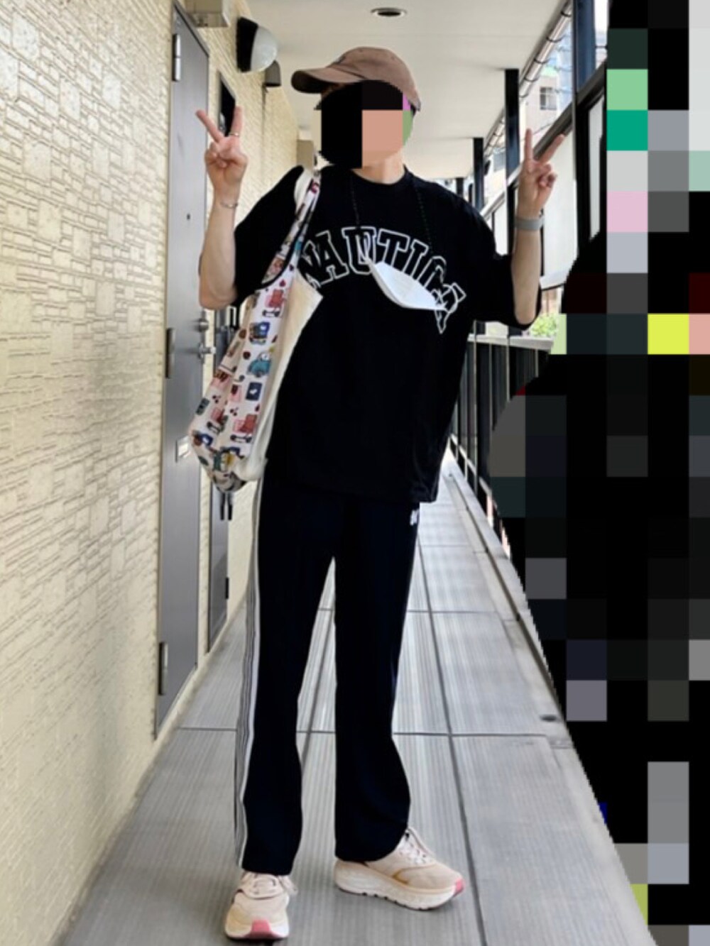 その他のその他パンツ、ベージュ系のスニーカー、ブルー系のTシャツ/カットソーを着用したメンズの夏コーディネートの2枚目の写真