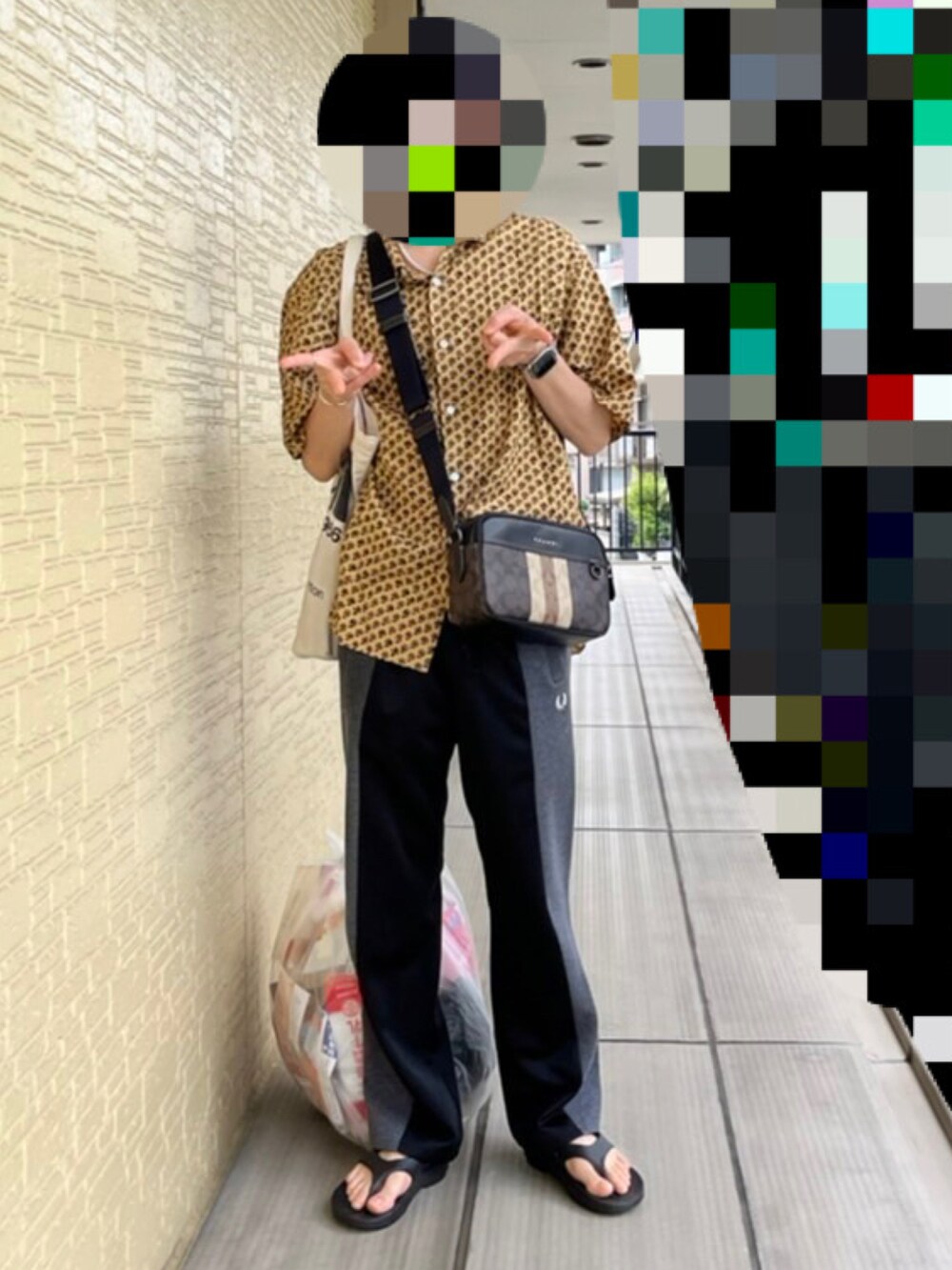 ブラック系のその他パンツ、ブラック系のサンダル、イエロー系のシャツ/ブラウスを着用したメンズの夏コーディネートの2枚目の写真