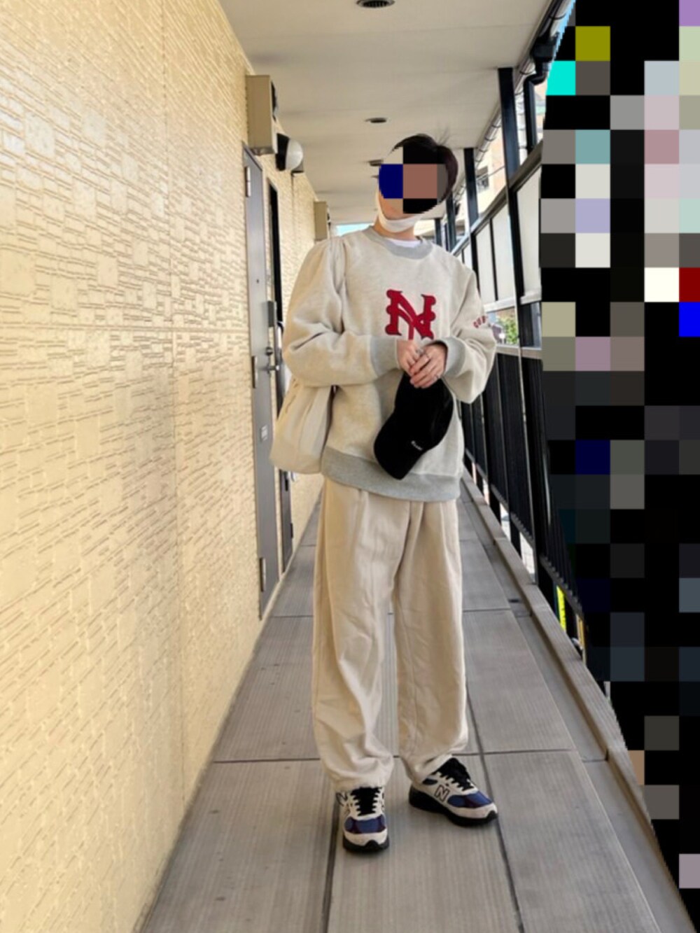 その他のスニーカー、ベージュ系のスウェットパンツ、ベージュ系のスウェットを着用したメンズの秋コーディネートの2枚目の写真