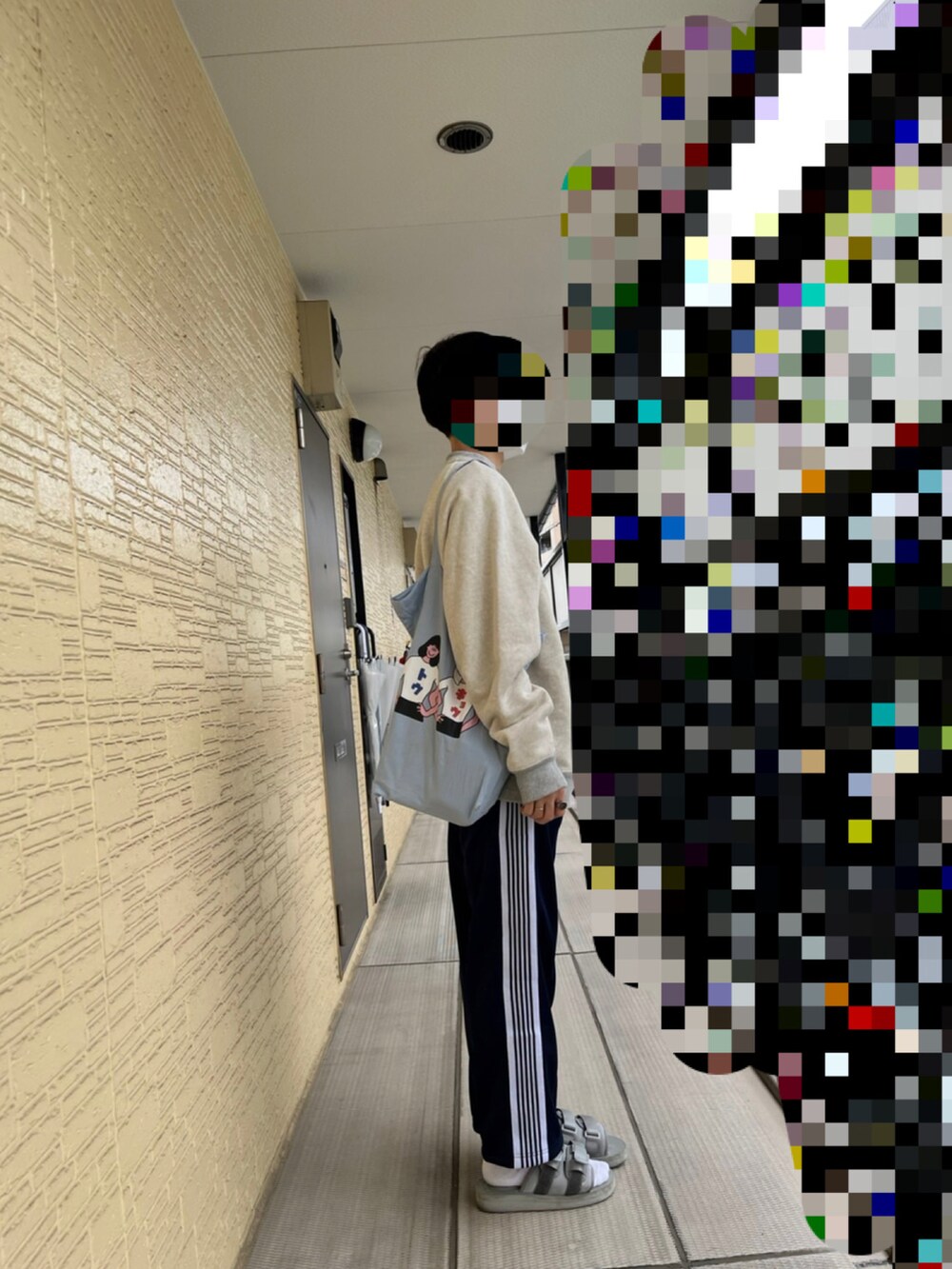 その他のその他パンツ、ベージュ系のスウェット、グレー系のサンダルを着用したメンズの春コーディネートの2枚目の写真