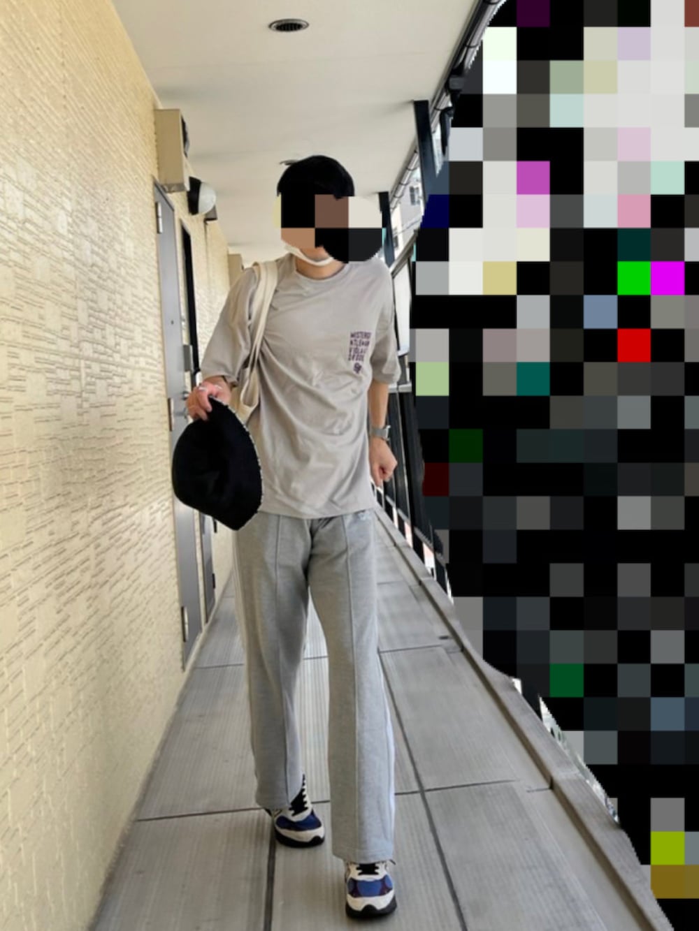 グレー系のスウェットパンツ、その他のスニーカー、グレー系のTシャツ/カットソーを着用したメンズの夏コーディネートの3枚目の写真