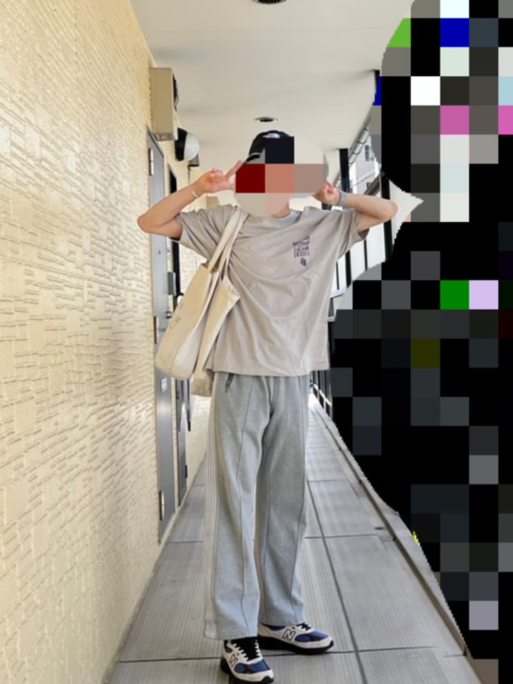 グレー系のスウェットパンツ、その他のスニーカー、グレー系のTシャツ/カットソーを着用したメンズの夏コーディネートの4枚目の写真