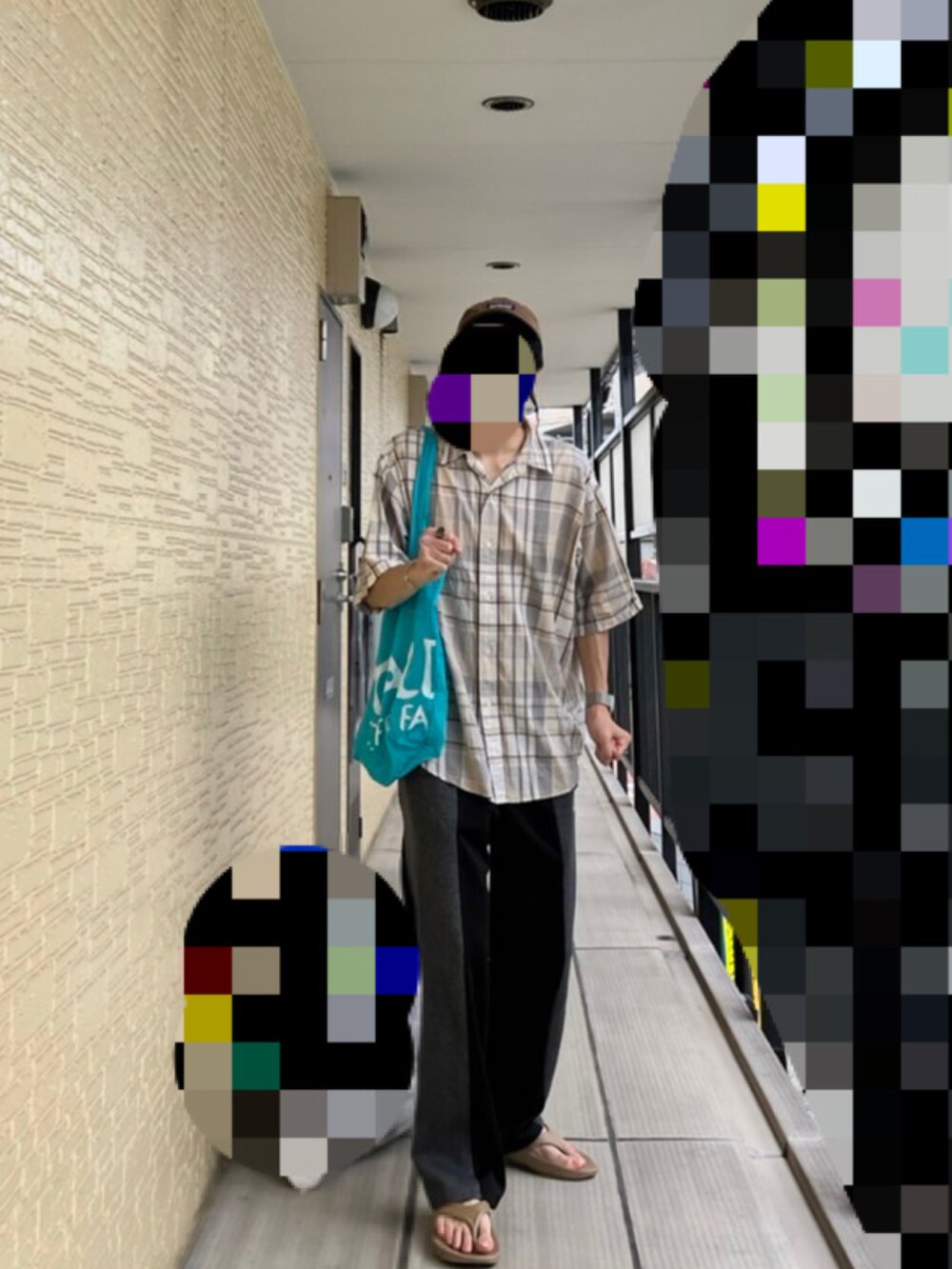 ブラック系のその他パンツ、ホワイト系のシャツ/ブラウス、ベージュ系のサンダルを着用したメンズの夏コーディネートの2枚目の写真