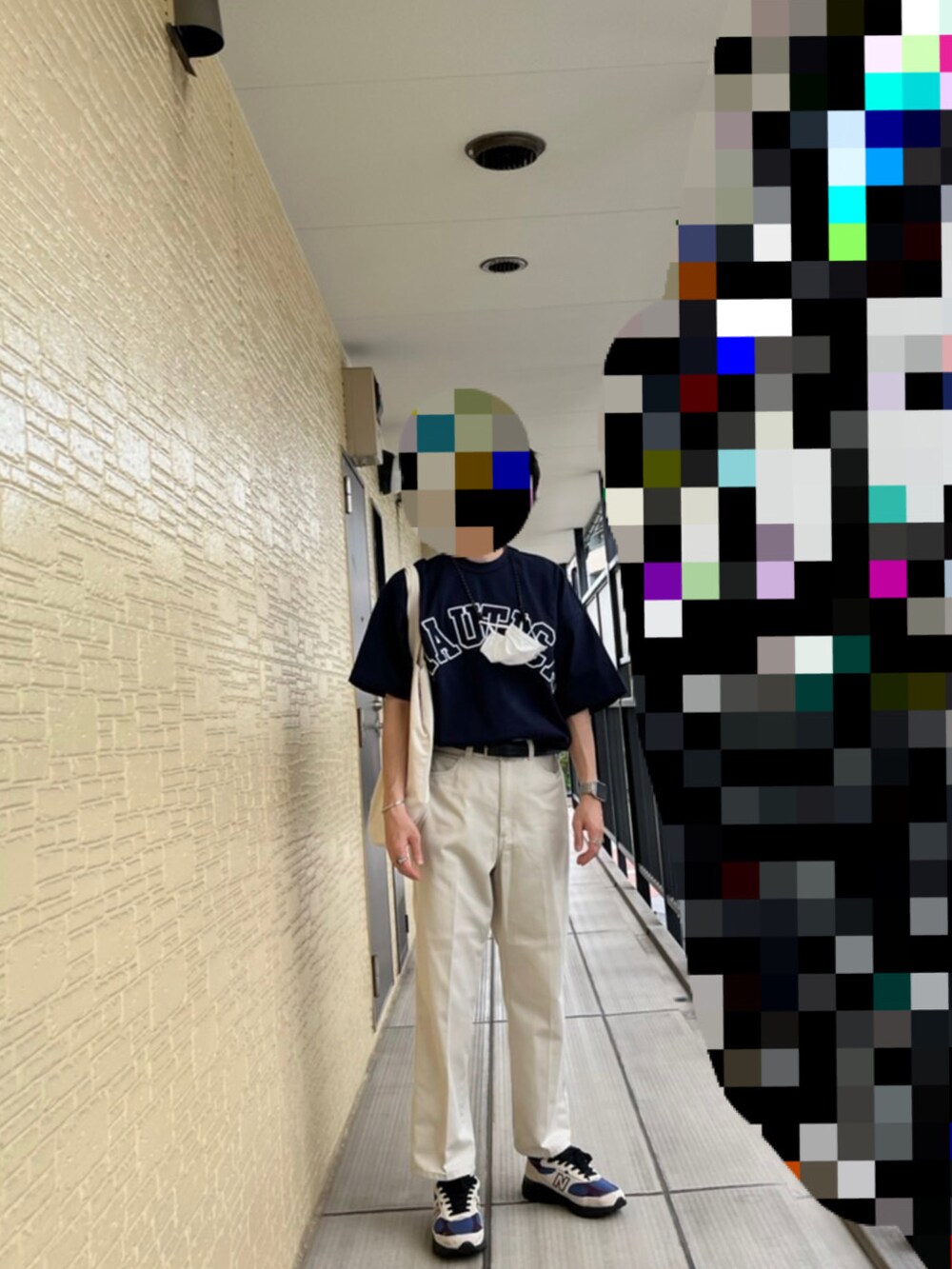 ベージュ系のその他パンツ、その他のスニーカー、ブルー系のTシャツ/カットソーを着用したメンズの夏コーディネートの2枚目の写真