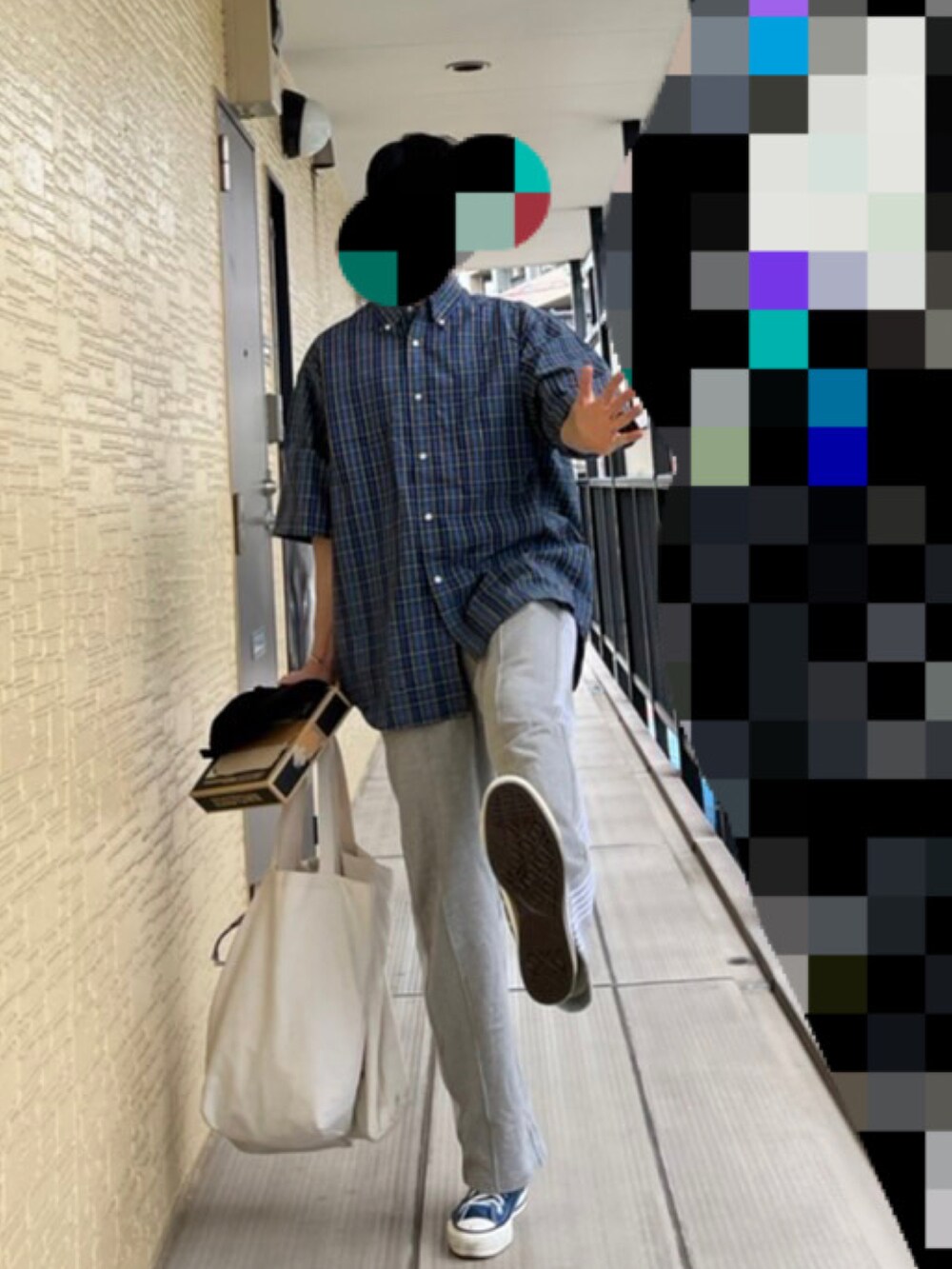 ブルー系のシャツ/ブラウス、グレー系のスウェットパンツ、ブルー系のスニーカーを着用したメンズの秋コーディネートの3枚目の写真