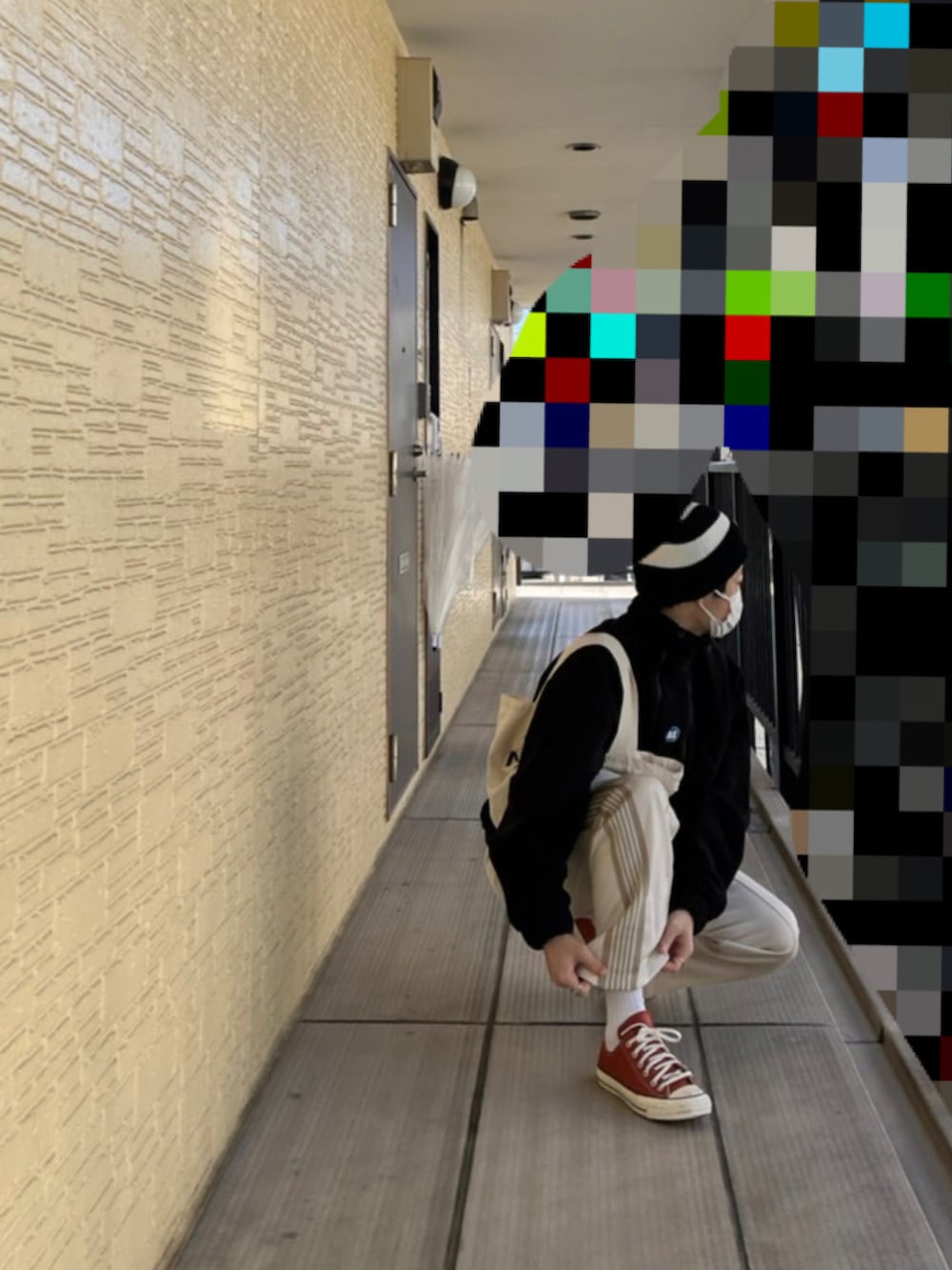 ベージュ系のその他パンツ、オレンジ系のスニーカー、ブラック系のその他トップスを着用したメンズの冬コーディネートの2枚目の写真