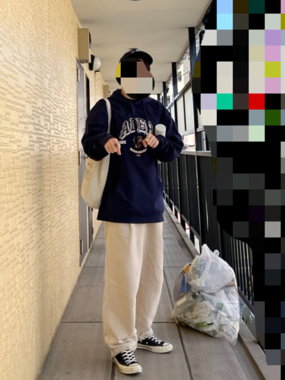 ブラック系のスニーカー、ベージュ系のスウェットパンツ、その他のパーカーを着用したメンズの秋コーディネートの2枚目の写真