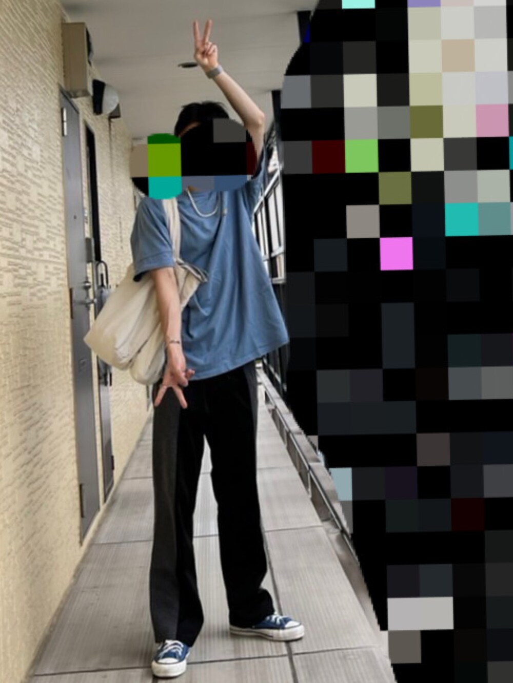 ブラック系のその他パンツ、ブルー系のTシャツ/カットソー、ブルー系のスニーカーを着用したメンズの夏コーディネートの4枚目の写真