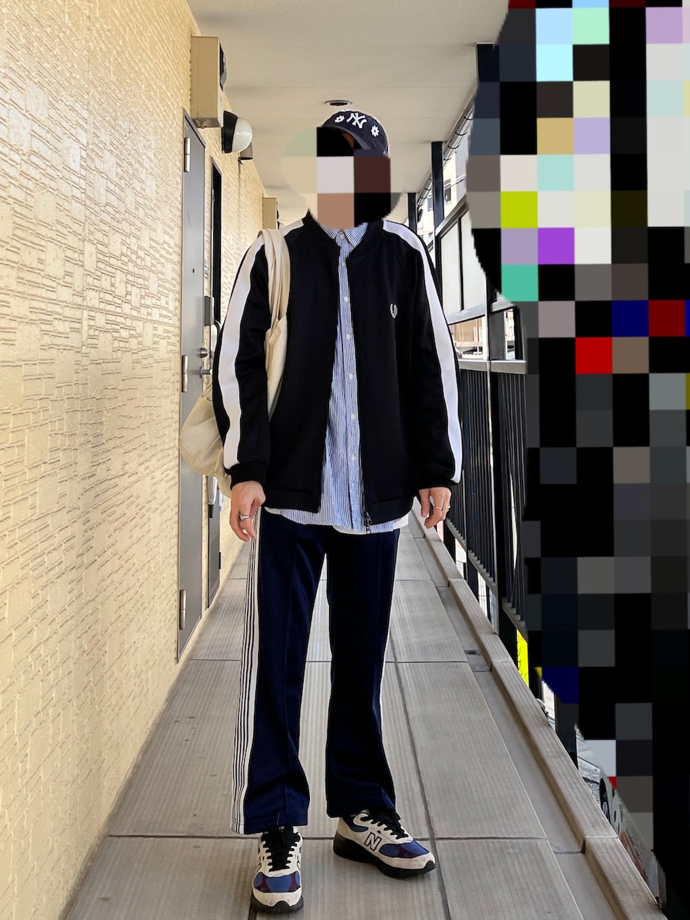 その他のその他パンツ、ブラック系のブルゾン、ブルー系のシャツ/ブラウスを着用したメンズの秋コーディネートの3枚目の写真