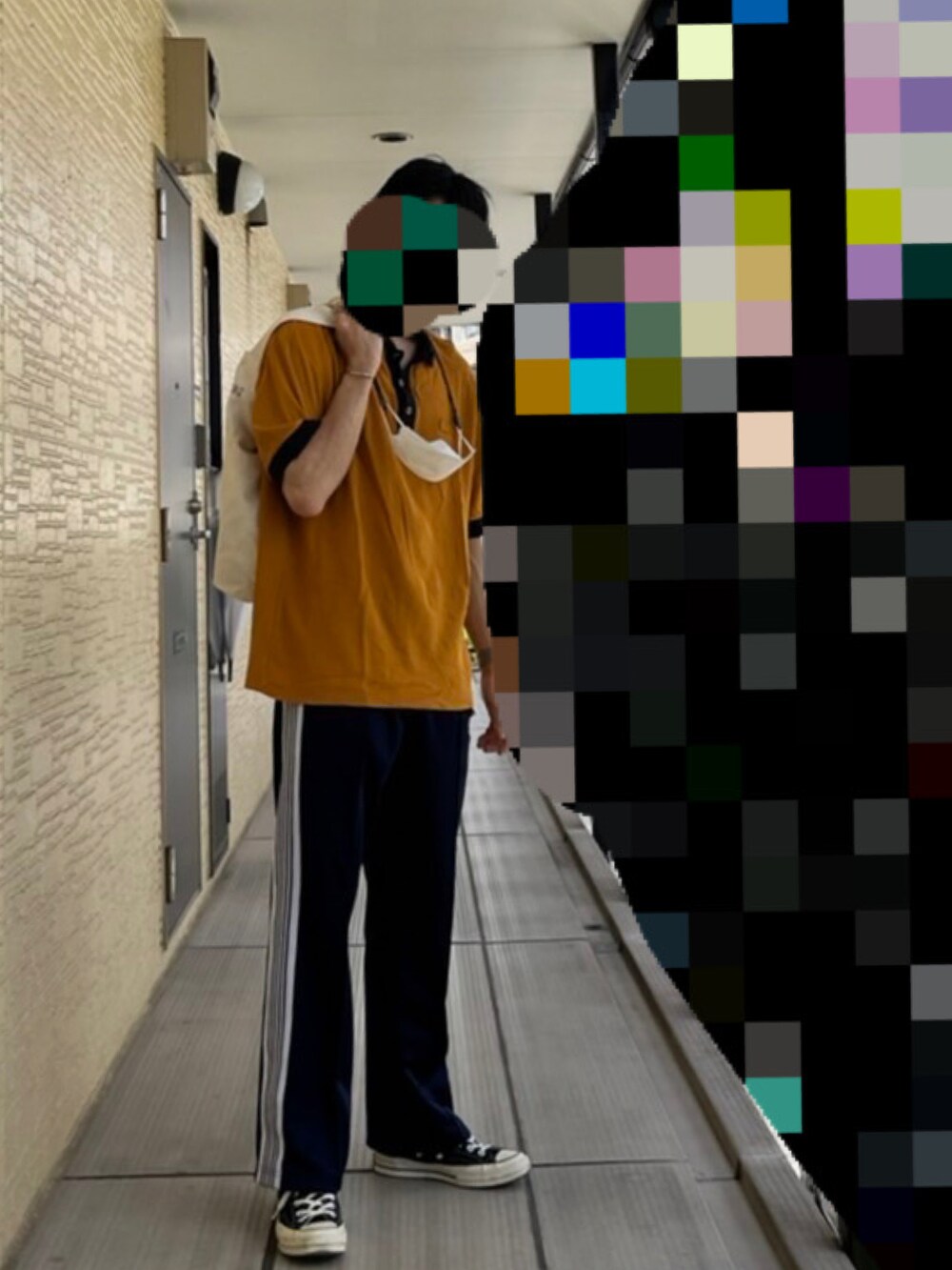 ブラウン系のポロシャツ、その他のその他パンツ、ブラック系のスニーカーを着用したメンズの夏コーディネートの3枚目の写真