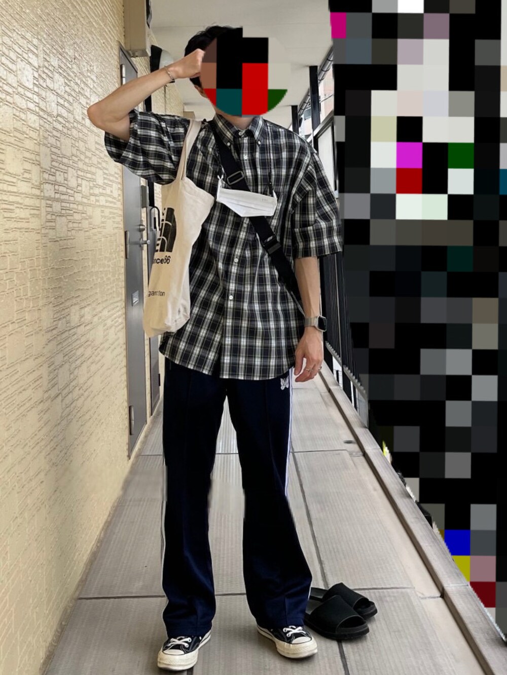 グリーン系のシャツ/ブラウス、その他のその他パンツ、ブラック系のスニーカーを着用したメンズの夏コーディネートの2枚目の写真