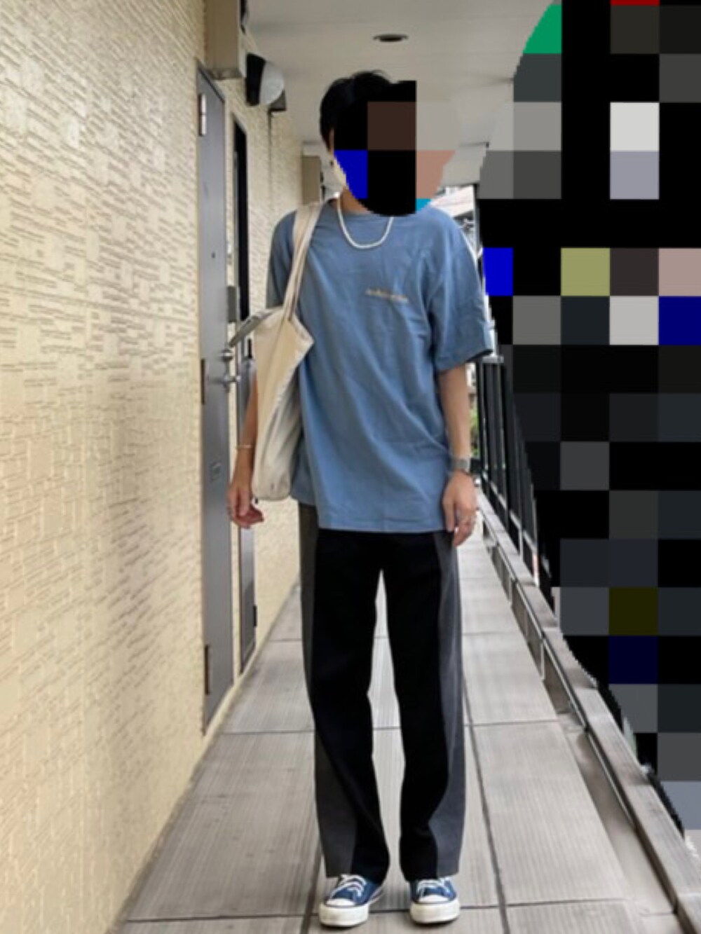 ブラック系のその他パンツ、ブルー系のTシャツ/カットソー、ブルー系のスニーカーを着用したメンズの夏コーディネートの3枚目の写真