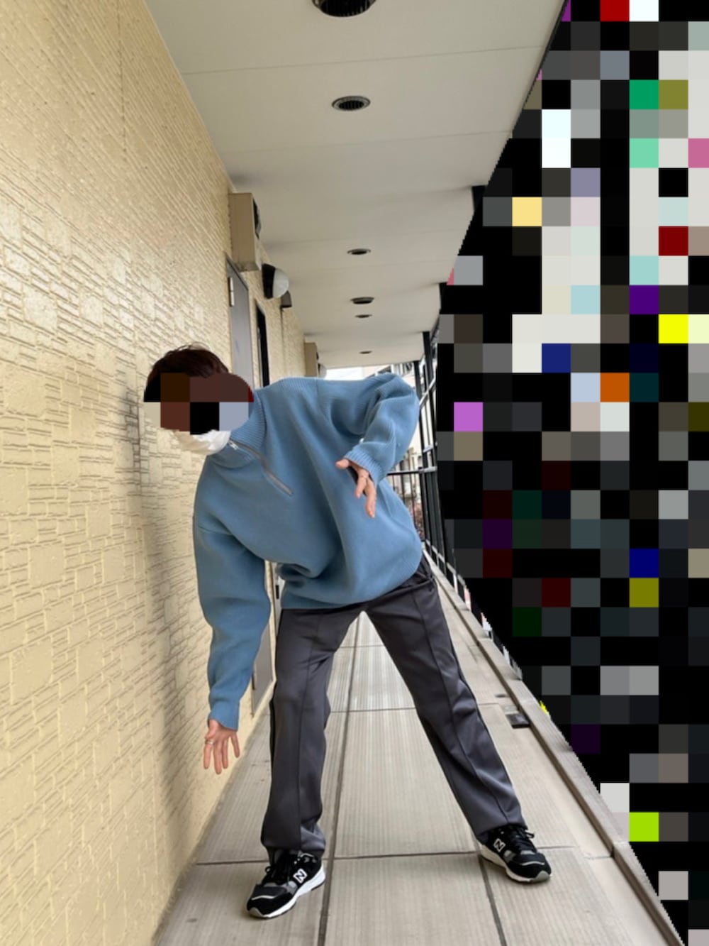 ブルー系のニット/セーター、グレー系のその他パンツ、ブラック系のスニーカーを着用したメンズの春コーディネートの2枚目の写真